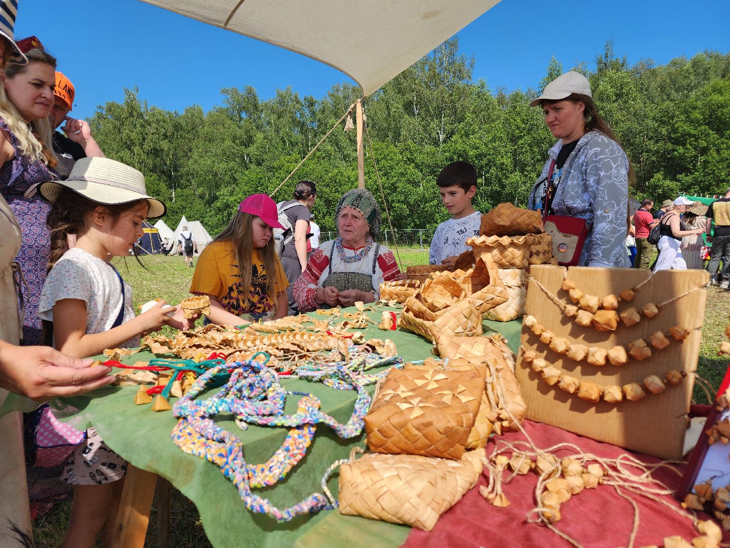 чехов, село молоди, фестиваль гуляй город, мастер классы, плетение, рисование, резьба по дереву, кузнечное дело, лепка из глины, валяние шерсти, народная кухня, стрельба из лука, исторический тир, поделки из глины и бересты, вышивание, народные игры и забавы, квесты и конкурсы,