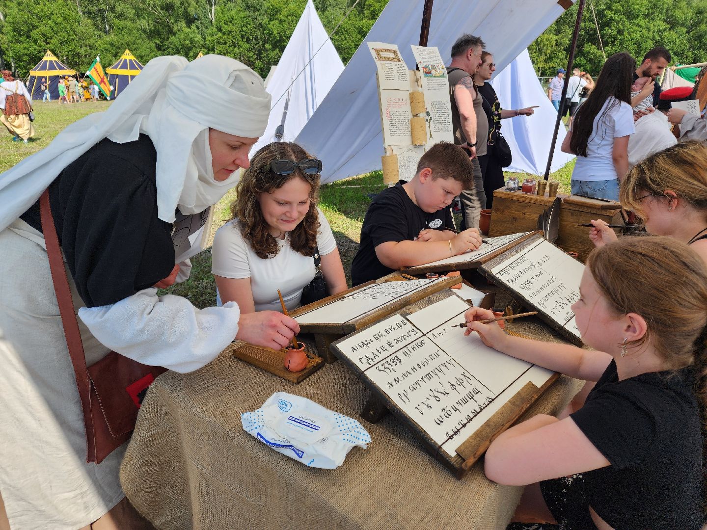 чехов, село молоди, фестиваль гуляй город, мастер классы, плетение, рисование, резьба по дереву, кузнечное дело, лепка из глины, валяние шерсти, народная кухня, стрельба из лука, исторический тир, поделки из глины и бересты, вышивание, народные игры и забавы, квесты и конкурсы,