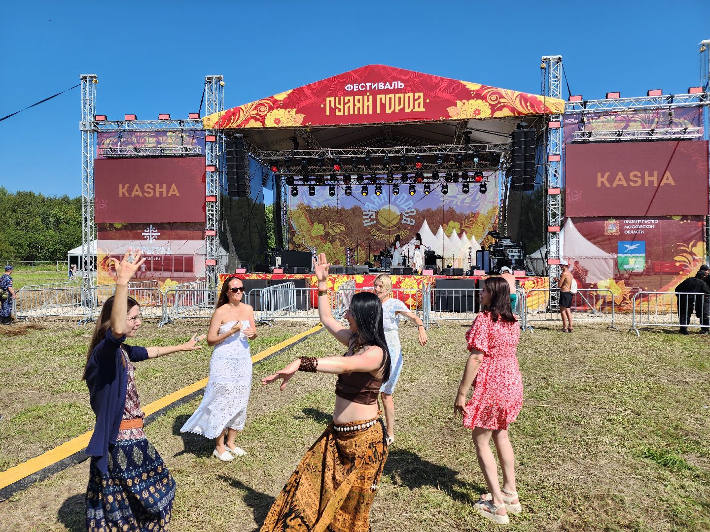 чехов, село молоди, фестиваль гуляй город, мастер классы, плетение, рисование, резьба по дереву, кузнечное дело, лепка из глины, валяние шерсти, народная кухня, стрельба из лука, исторический тир, поделки из глины и бересты, вышивание, народные игры и забавы, квесты и конкурсы,