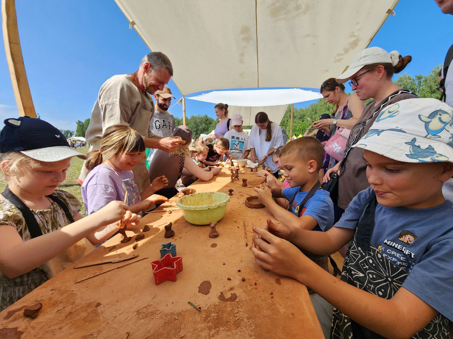 чехов, село молоди, фестиваль гуляй город, мастер классы, плетение, рисование, резьба по дереву, кузнечное дело, лепка из глины, валяние шерсти, народная кухня, стрельба из лука, исторический тир, поделки из глины и бересты, вышивание, народные игры и забавы, квесты и конкурсы,