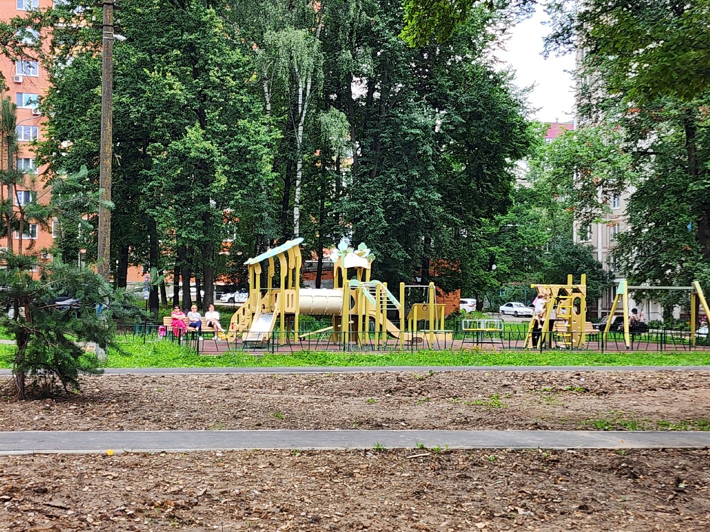 чехов, улица дружбы, благоустройство двора,   новая детская площадка, ремонт детской площадки, тренажерный комплекс, зоны отдыха, парковки, пешеходные дорожки, ремонт тротуаров, госпрограмма московской области, формирование комфортной городской среды,