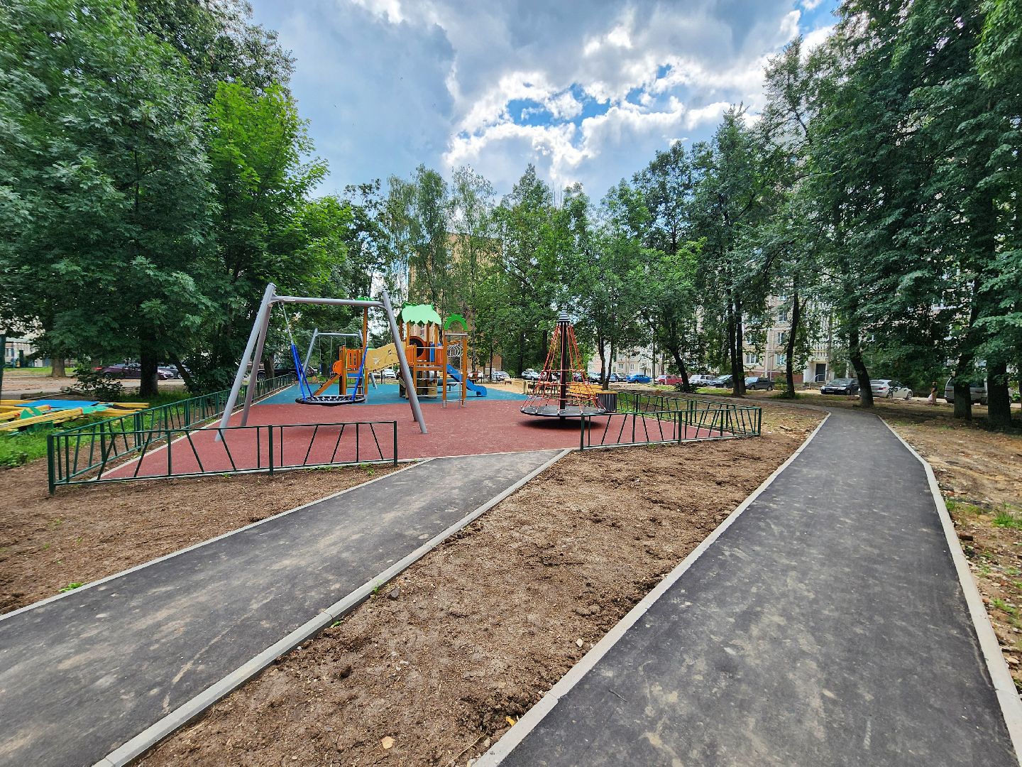 чехов, улица дружбы, благоустройство двора,   новая детская площадка, ремонт детской площадки, тренажерный комплекс, зоны отдыха, парковки, пешеходные дорожки, ремонт тротуаров, госпрограмма московской области, формирование комфортной городской среды,