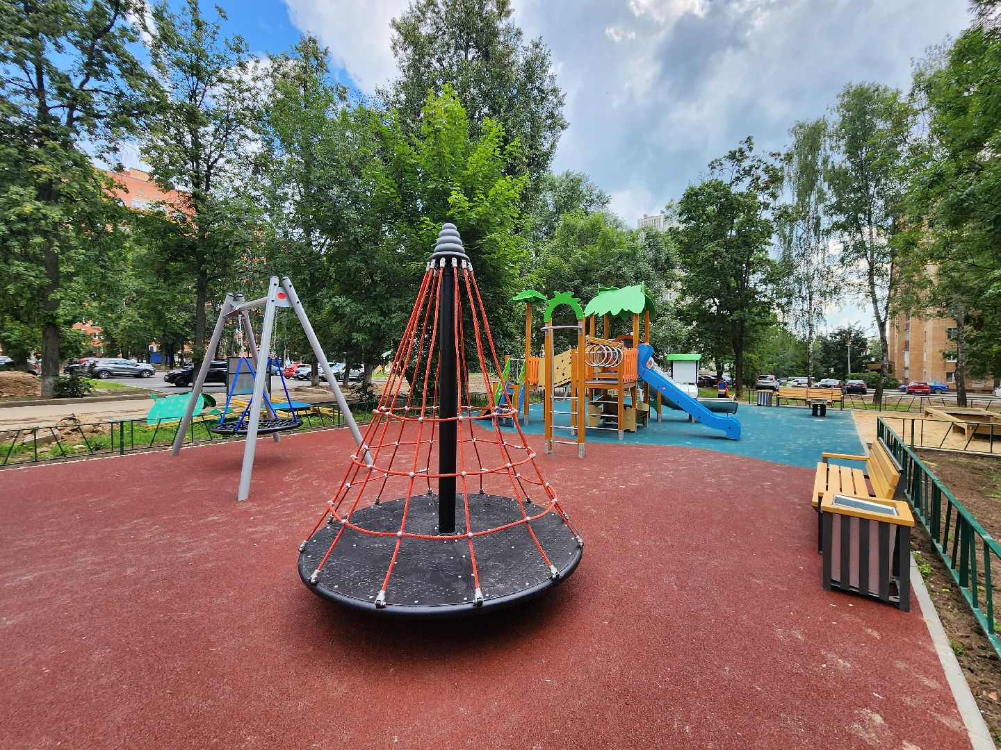 чехов, улица дружбы, благоустройство двора,   новая детская площадка, ремонт детской площадки, тренажерный комплекс, зоны отдыха, парковки, пешеходные дорожки, ремонт тротуаров, госпрограмма московской области, формирование комфортной городской среды,