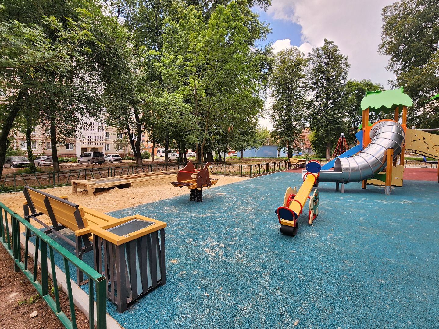 чехов, улица дружбы, благоустройство двора,   новая детская площадка, ремонт детской площадки, тренажерный комплекс, зоны отдыха, парковки, пешеходные дорожки, ремонт тротуаров, госпрограмма московской области, формирование комфортной городской среды,