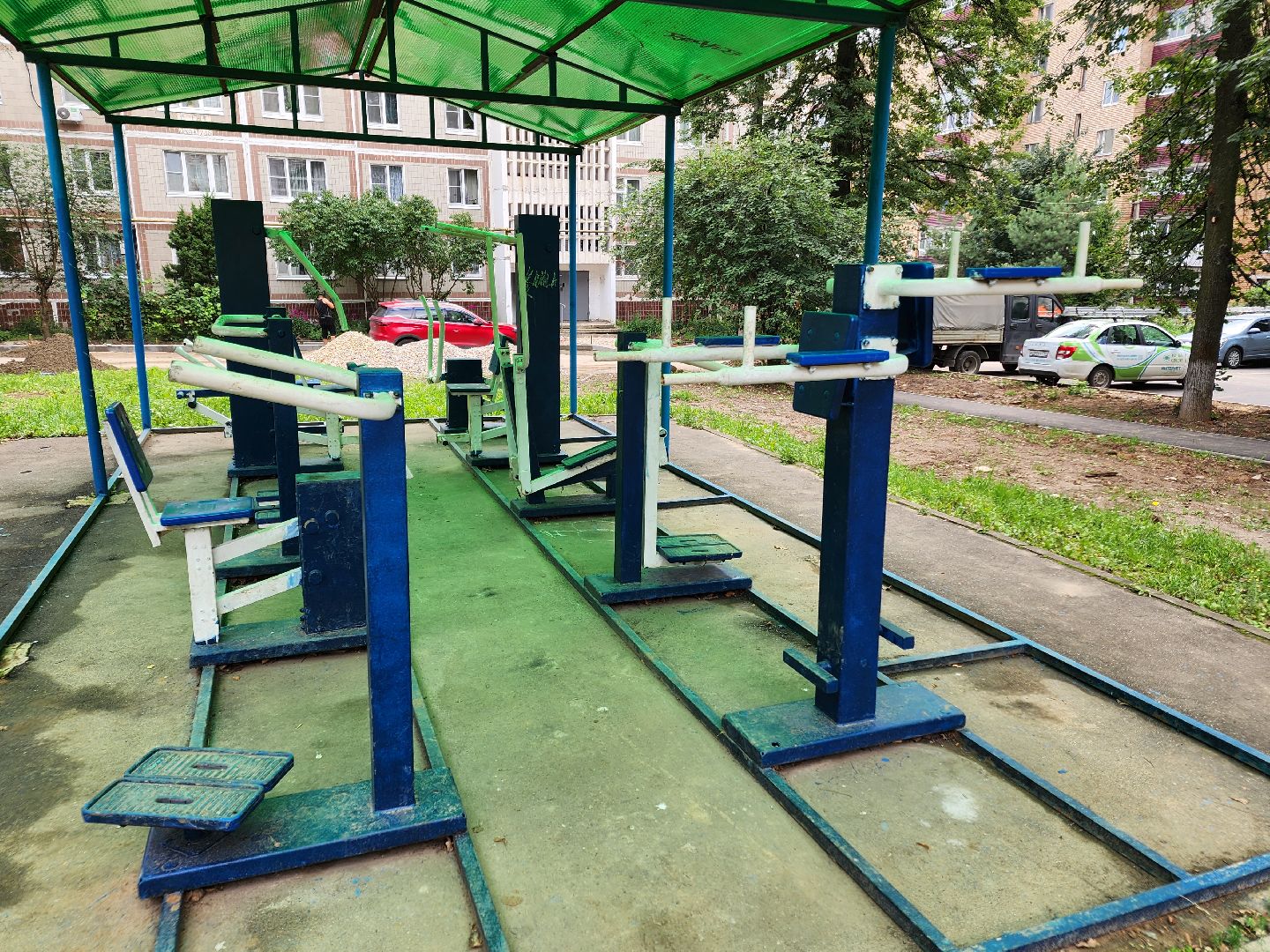 чехов, улица дружбы, благоустройство двора,   новая детская площадка, ремонт детской площадки, тренажерный комплекс, зоны отдыха, парковки, пешеходные дорожки, ремонт тротуаров, госпрограмма московской области, формирование комфортной городской среды,