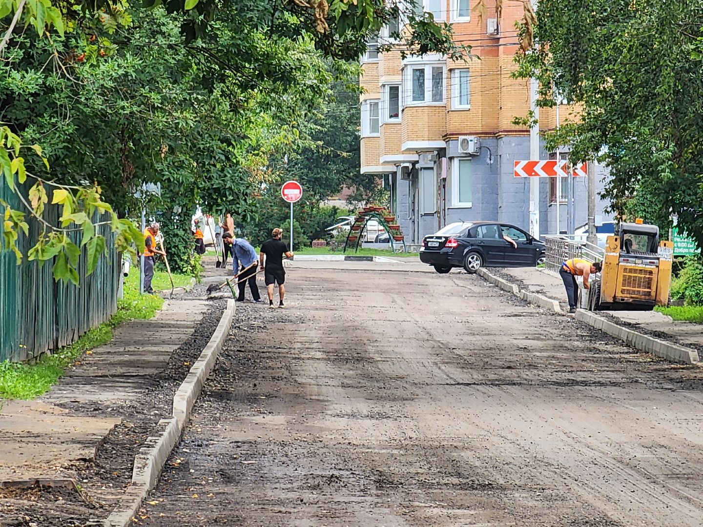 чехов, улица ильича, дорожный ремонт, замена покрытия, установка бордюров, ремонт тротуаров и съездов, капремонт дороги, госпрограмма московской области, развитие дорожного комплекса, парковочные карманы,
