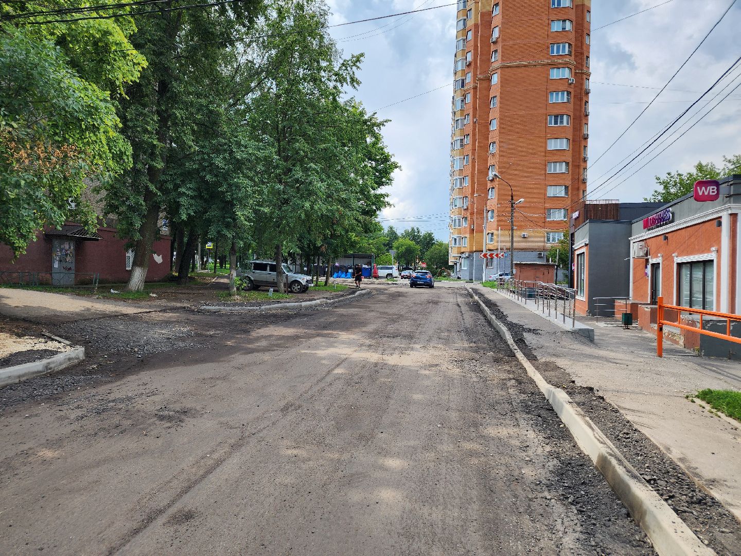 чехов, улица ильича, дорожный ремонт, замена покрытия, установка бордюров, ремонт тротуаров и съездов, капремонт дороги, госпрограмма московской области, развитие дорожного комплекса, парковочные карманы,