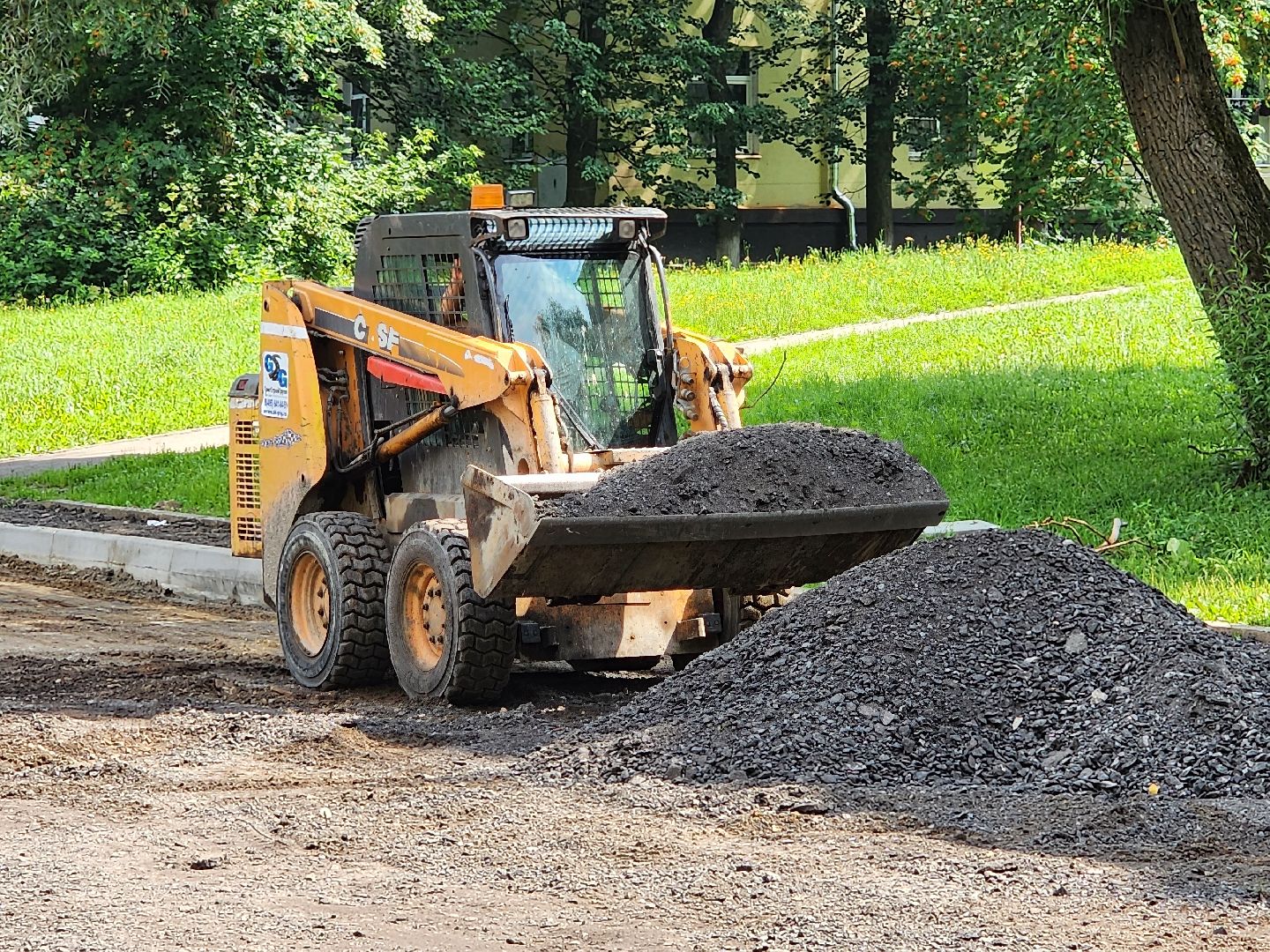 чехов, улица ильича, дорожный ремонт, замена покрытия, установка бордюров, ремонт тротуаров и съездов, капремонт дороги, госпрограмма московской области, развитие дорожного комплекса, парковочные карманы,