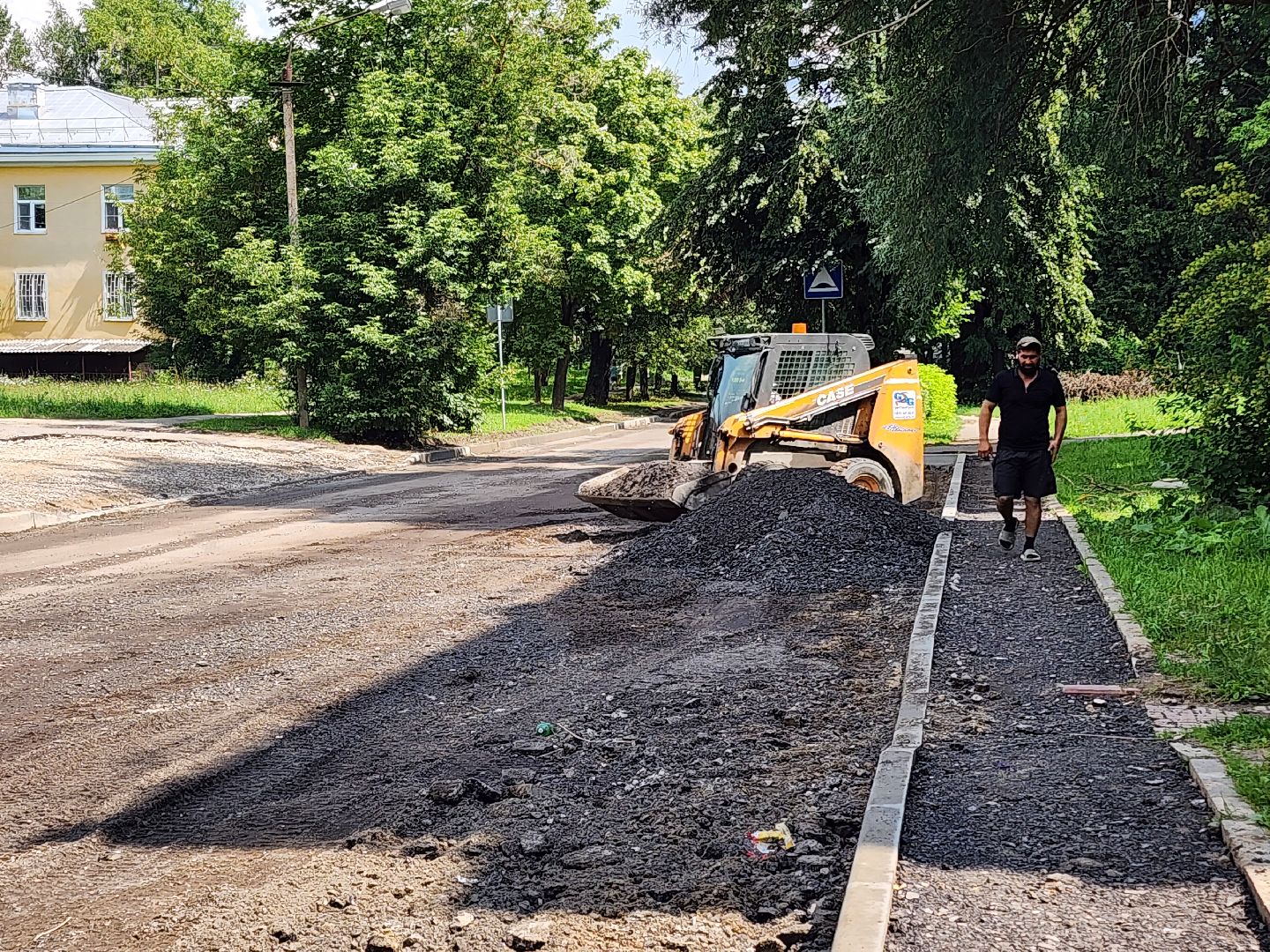 чехов, улица ильича, дорожный ремонт, замена покрытия, установка бордюров, ремонт тротуаров и съездов, капремонт дороги, госпрограмма московской области, развитие дорожного комплекса, парковочные карманы,