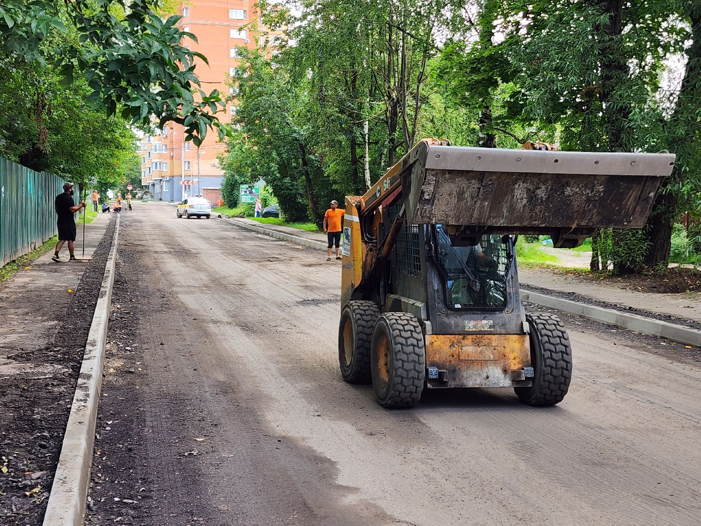 чехов, улица ильича, дорожный ремонт, замена покрытия, установка бордюров, ремонт тротуаров и съездов, капремонт дороги, госпрограмма московской области, развитие дорожного комплекса, парковочные карманы,