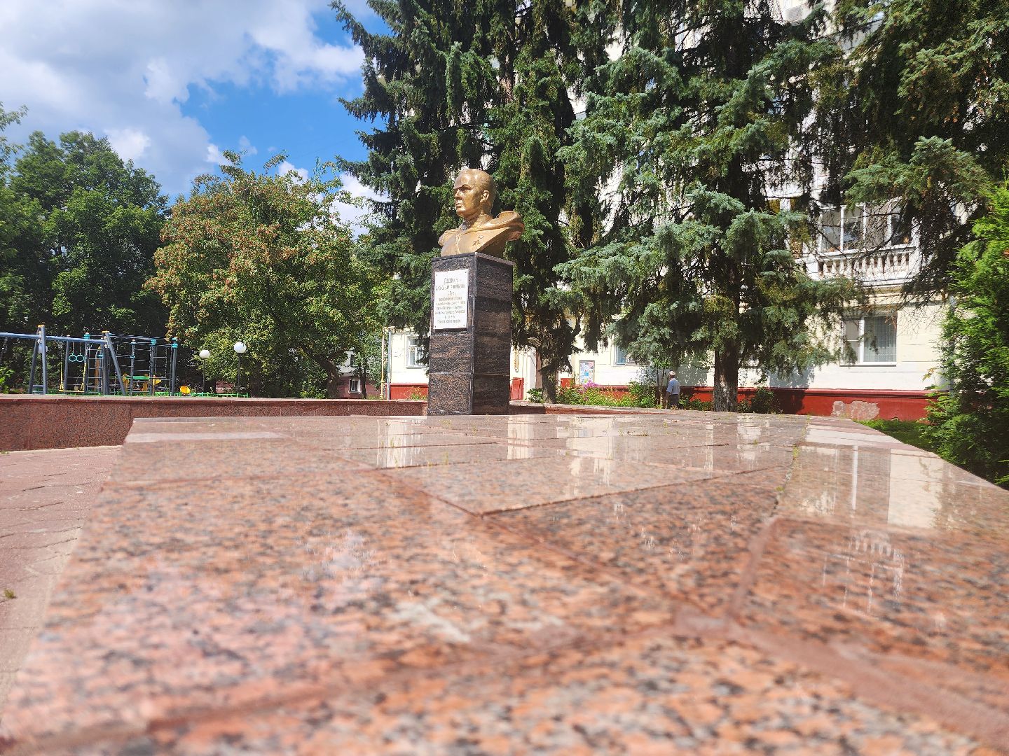 фрязино, волонтеры подмосковья, уборка памятников, подростки на уборке, молодежный центр,