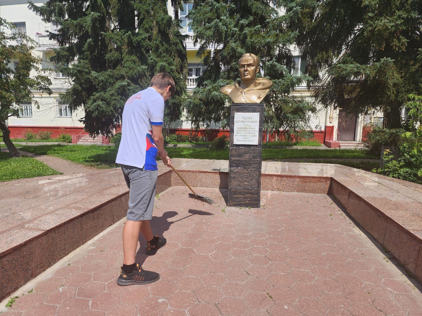 фрязино, волонтеры подмосковья, уборка памятников, подростки на уборке, молодежный центр,