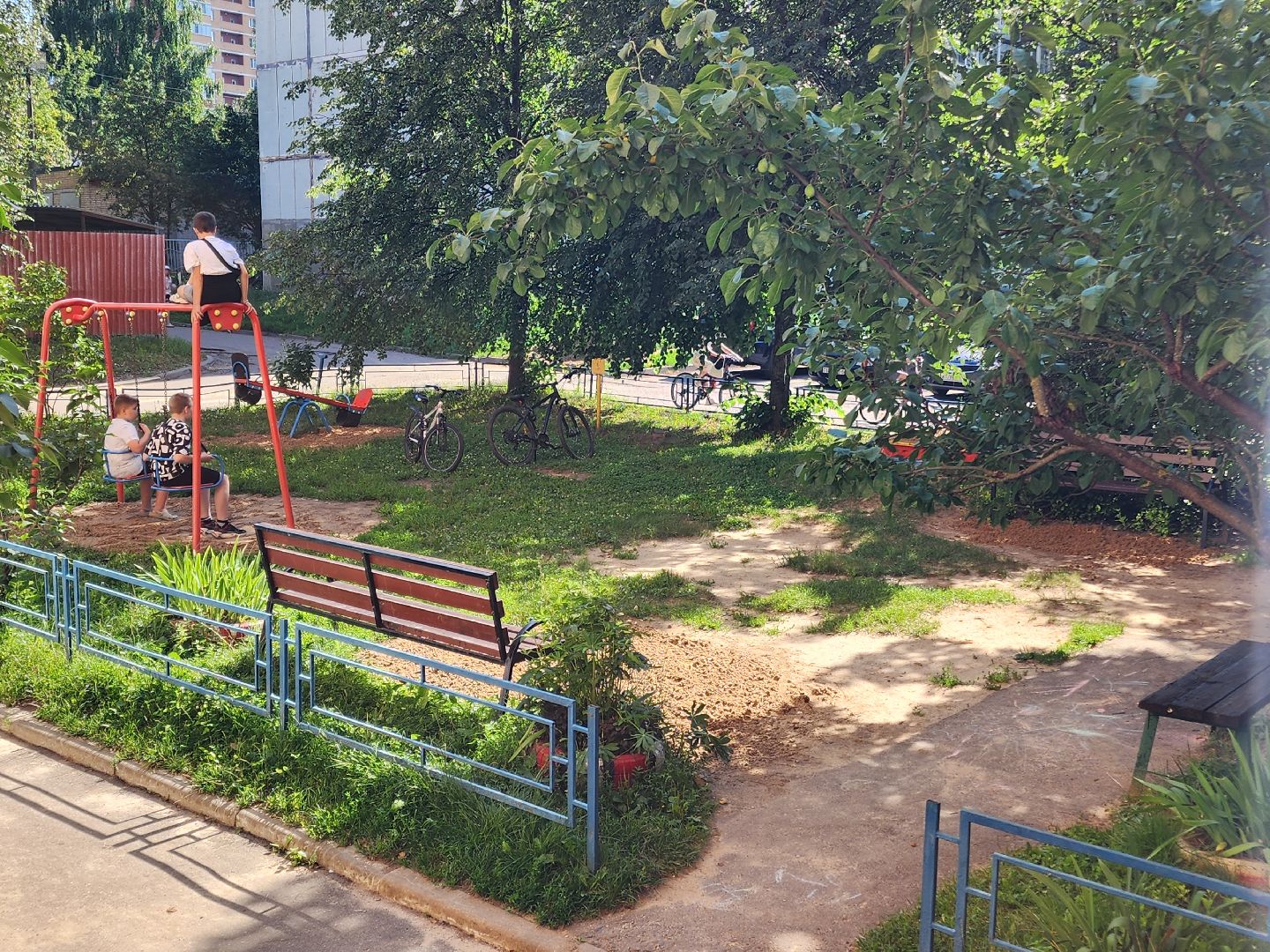 чехов, улица чехова 4, детская площадка, восстановление покрытия, благоустройство, уборка мусора, покос травы, обрезка веток, обращения жителей, портал добродел, мбу чеховское благоустройство,