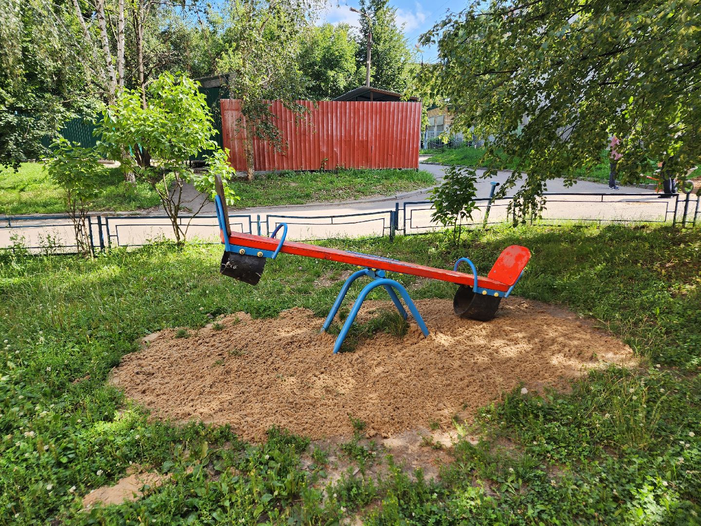 чехов, улица чехова 4, детская площадка, восстановление покрытия, благоустройство, уборка мусора, покос травы, обрезка веток, обращения жителей, портал добродел, мбу чеховское благоустройство,