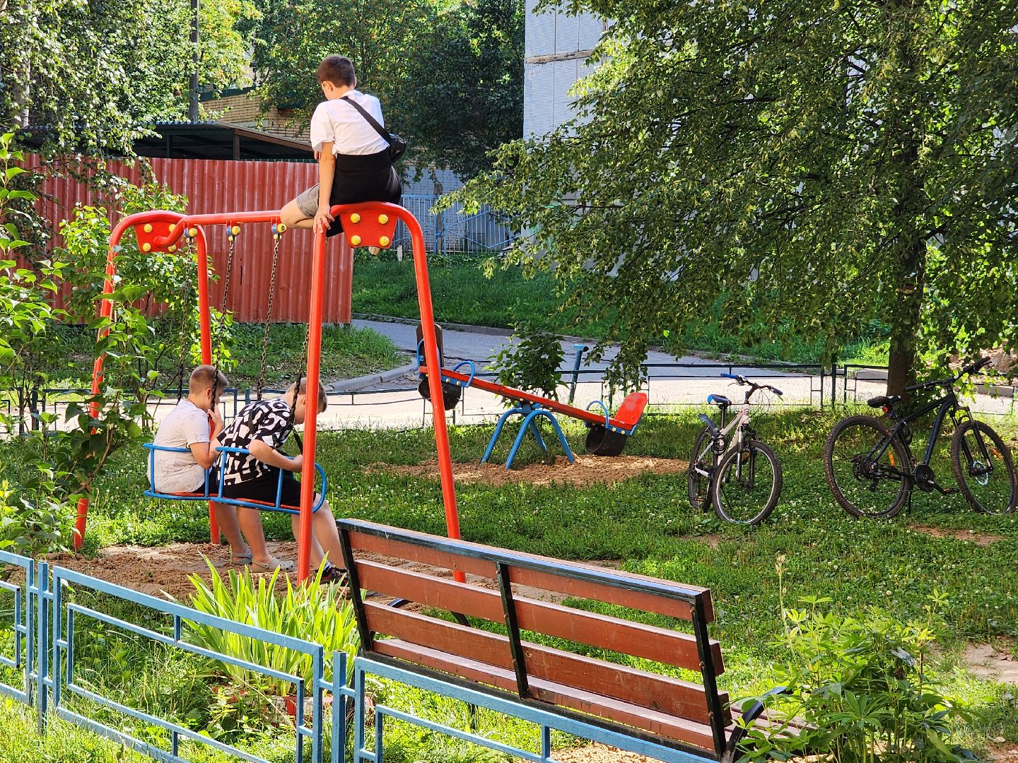 чехов, улица чехова 4, детская площадка, восстановление покрытия, благоустройство, уборка мусора, покос травы, обрезка веток, обращения жителей, портал добродел, мбу чеховское благоустройство,