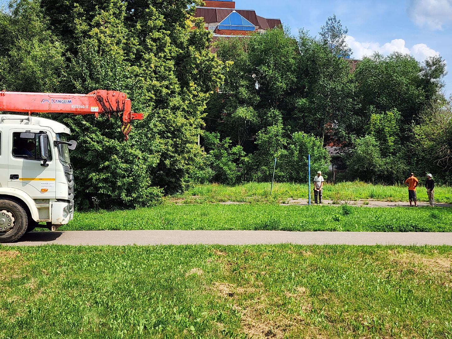 чехов,  улица чехова 8а, гимназия 2, пристройка на 550 мест, строительство, реконструкция, демонтажные работы, удаление старых конструкций, ликвидация второй смены, госпрограмма московской области,  губернатор подмосковья, согласование проекта, школьное поле, застройка, новый корпус,