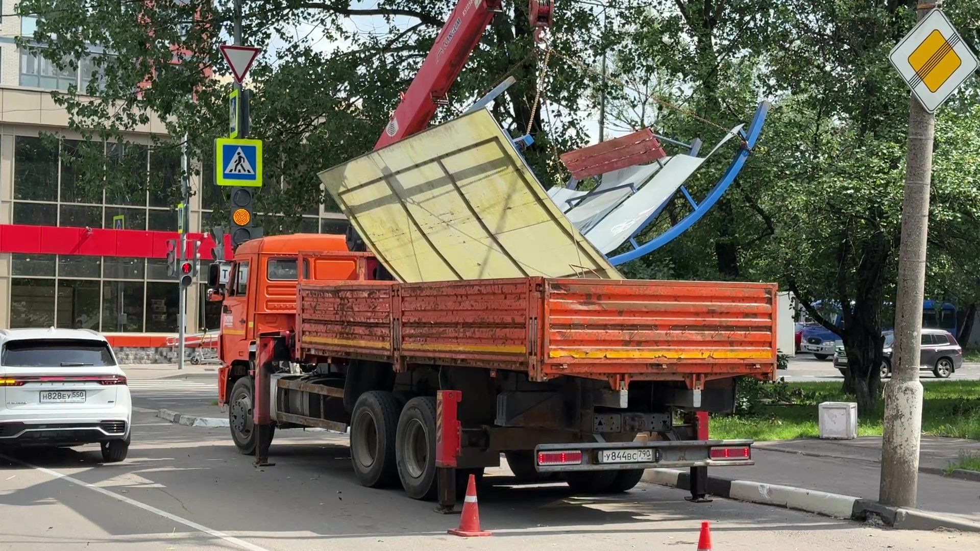 Реутов, остановочный павильон, автобусы, пассажиры,