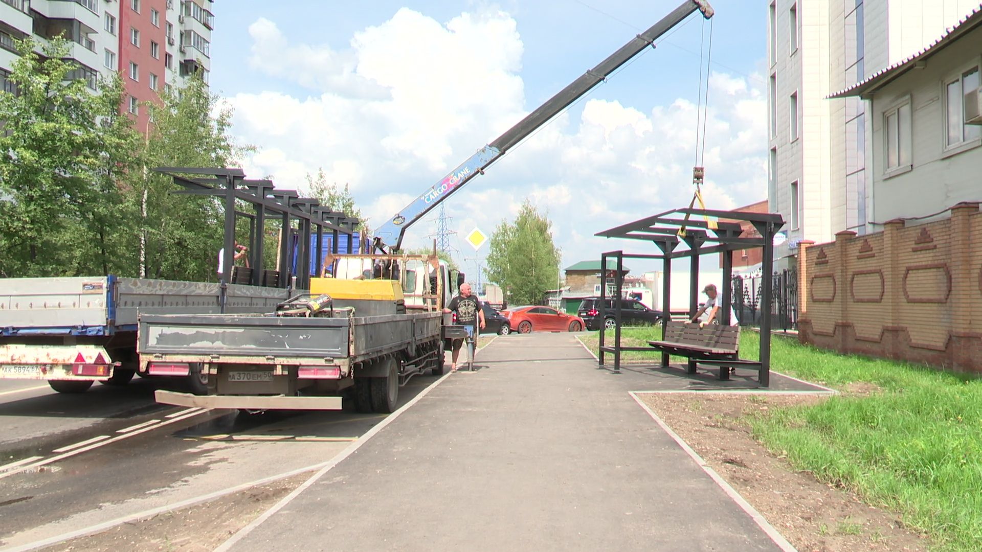 Реутов, остановочный павильон, автобусы, пассажиры,