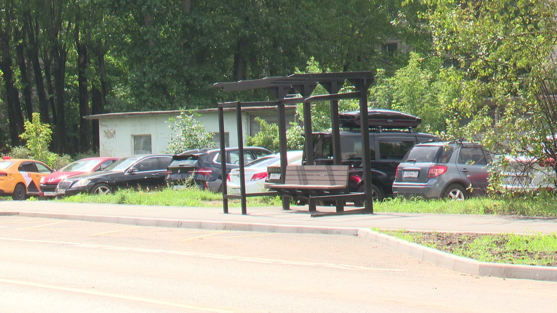 Реутов, остановочный павильон, автобусы, пассажиры,