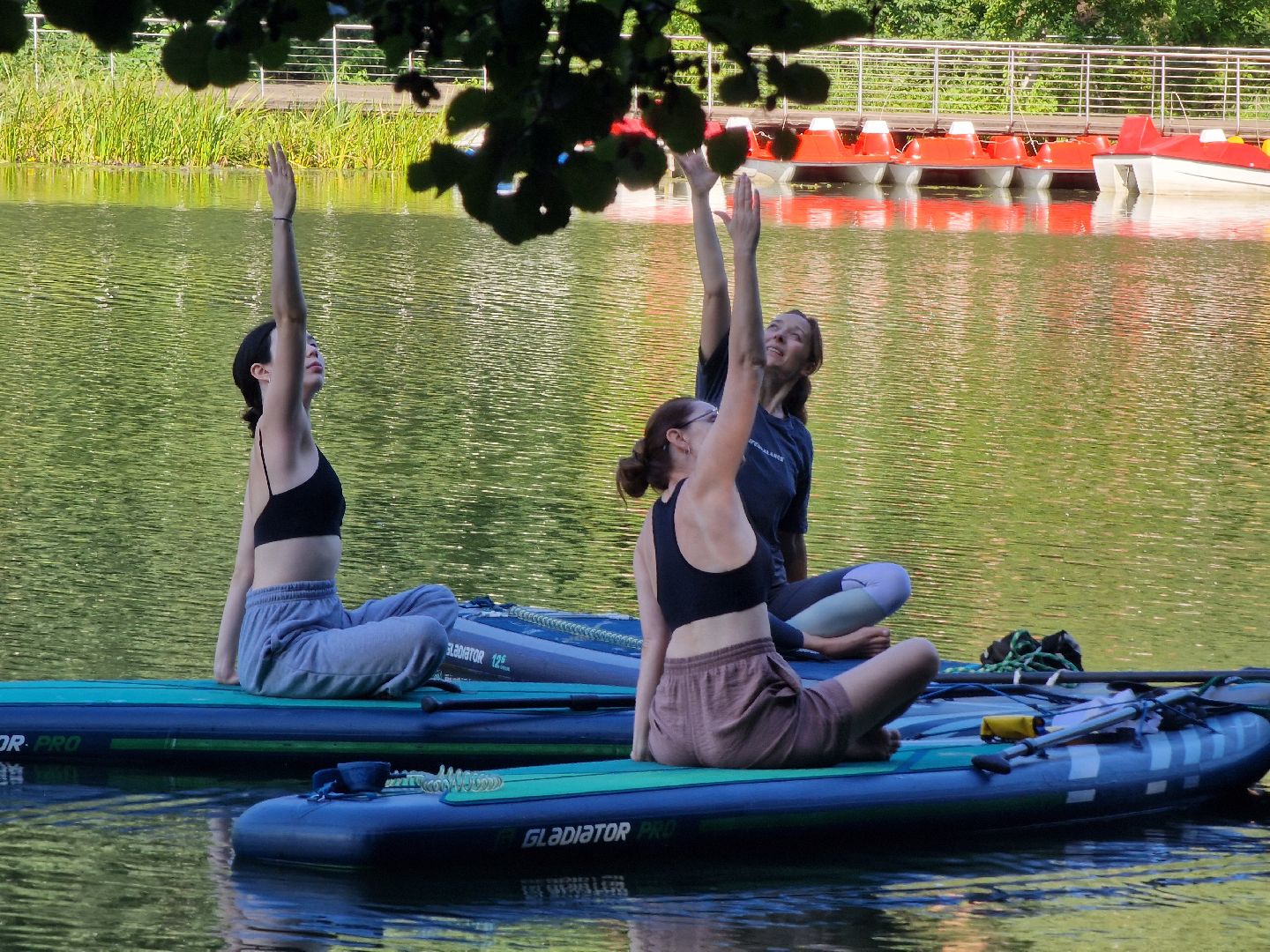 йога на сапбордах, йога на сапе, йога на воде, йога в пехорке, балашиха,
