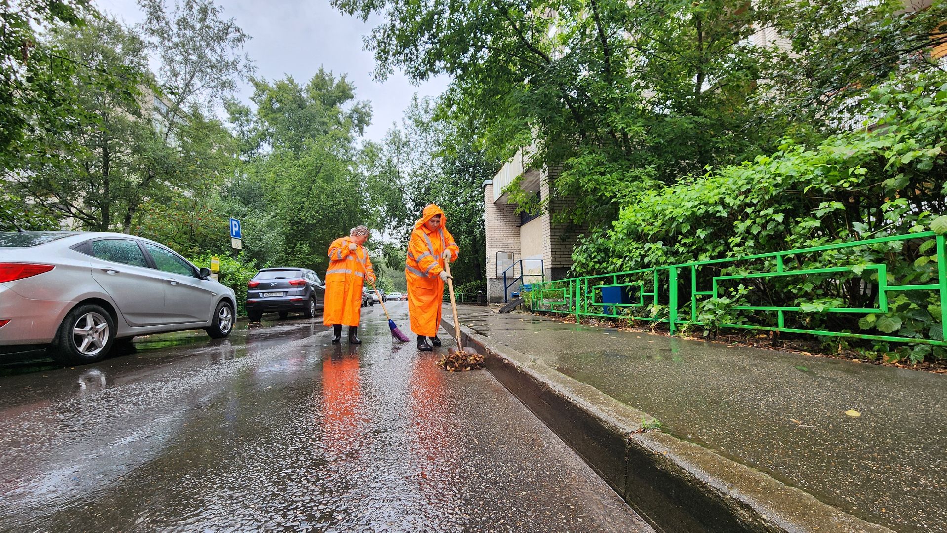 протвино, комбинат благоустройства,  уборка под дождем,