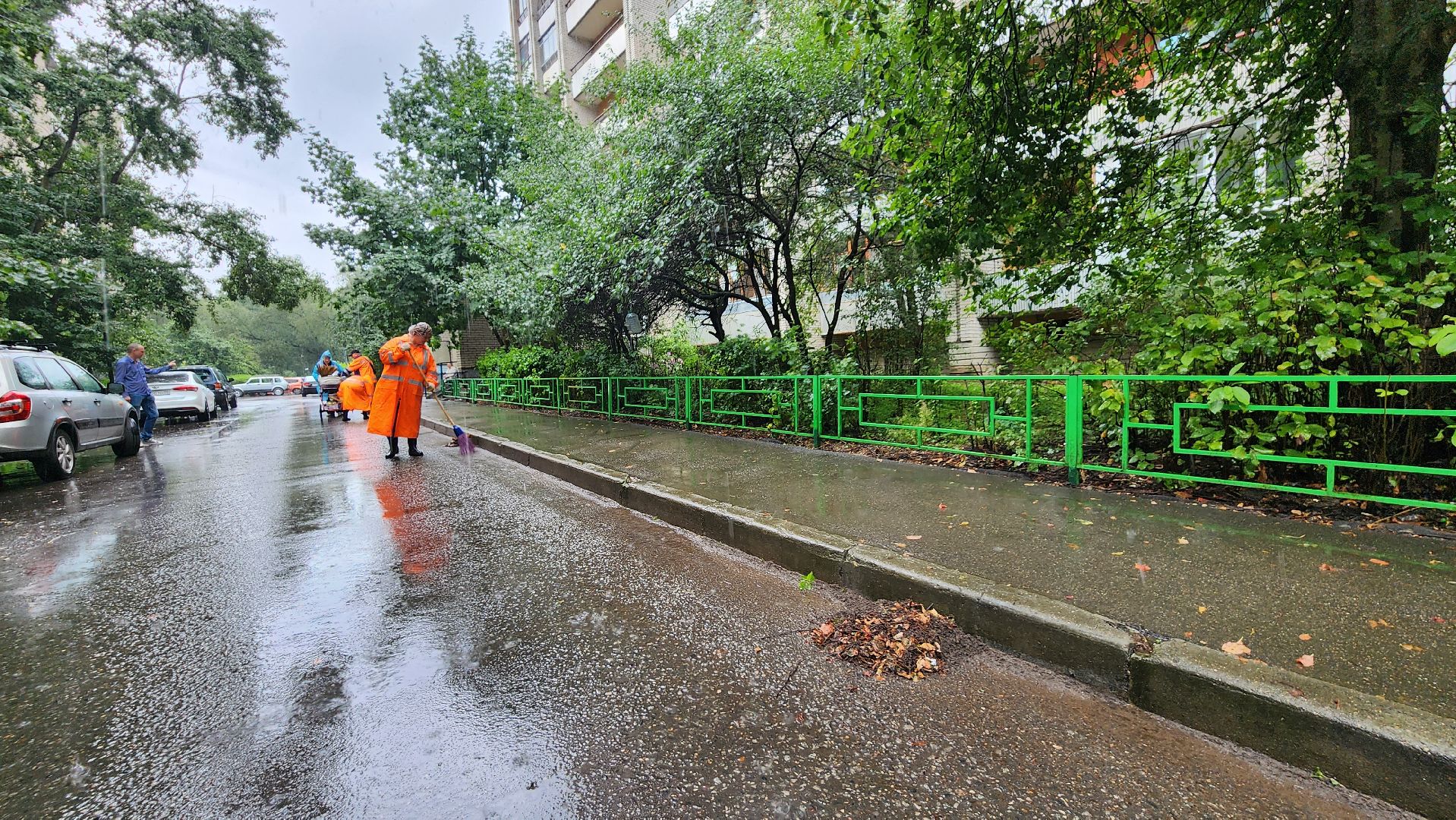 протвино, комбинат благоустройства,  уборка под дождем,