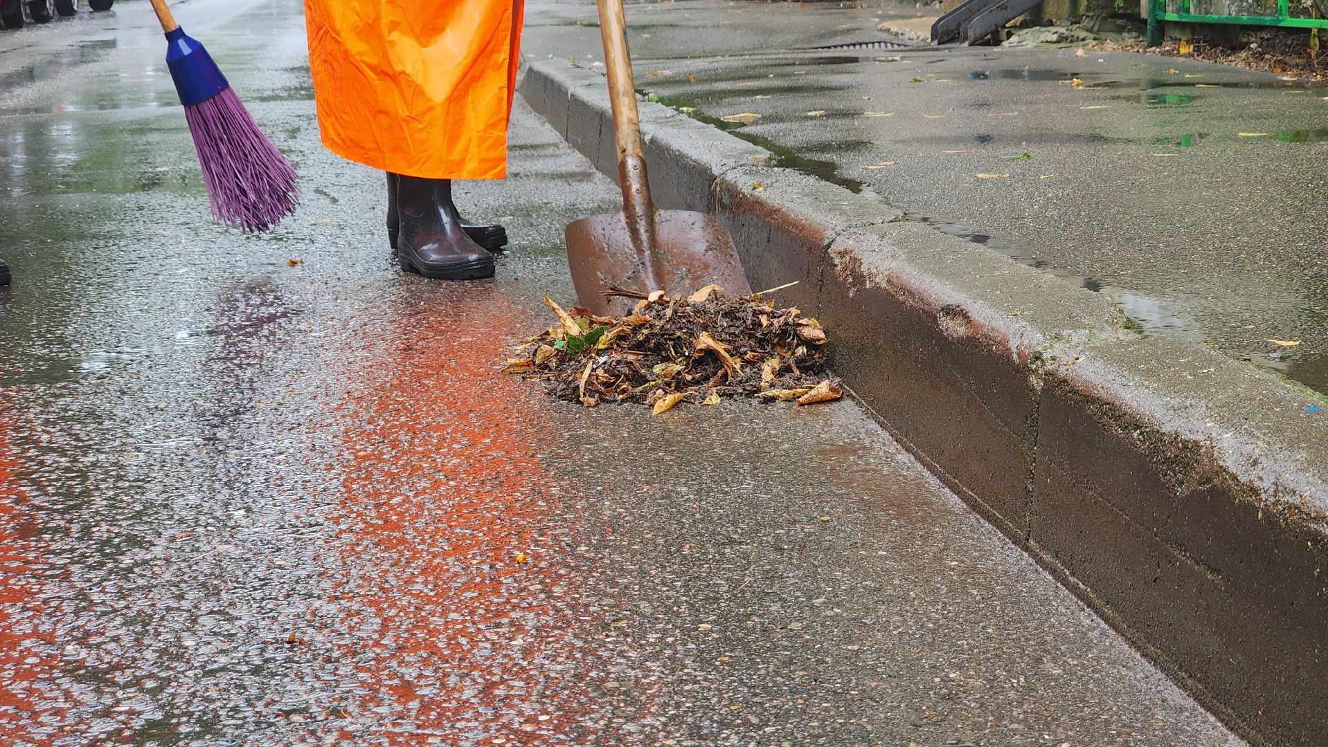 протвино, комбинат благоустройства,  уборка под дождем,