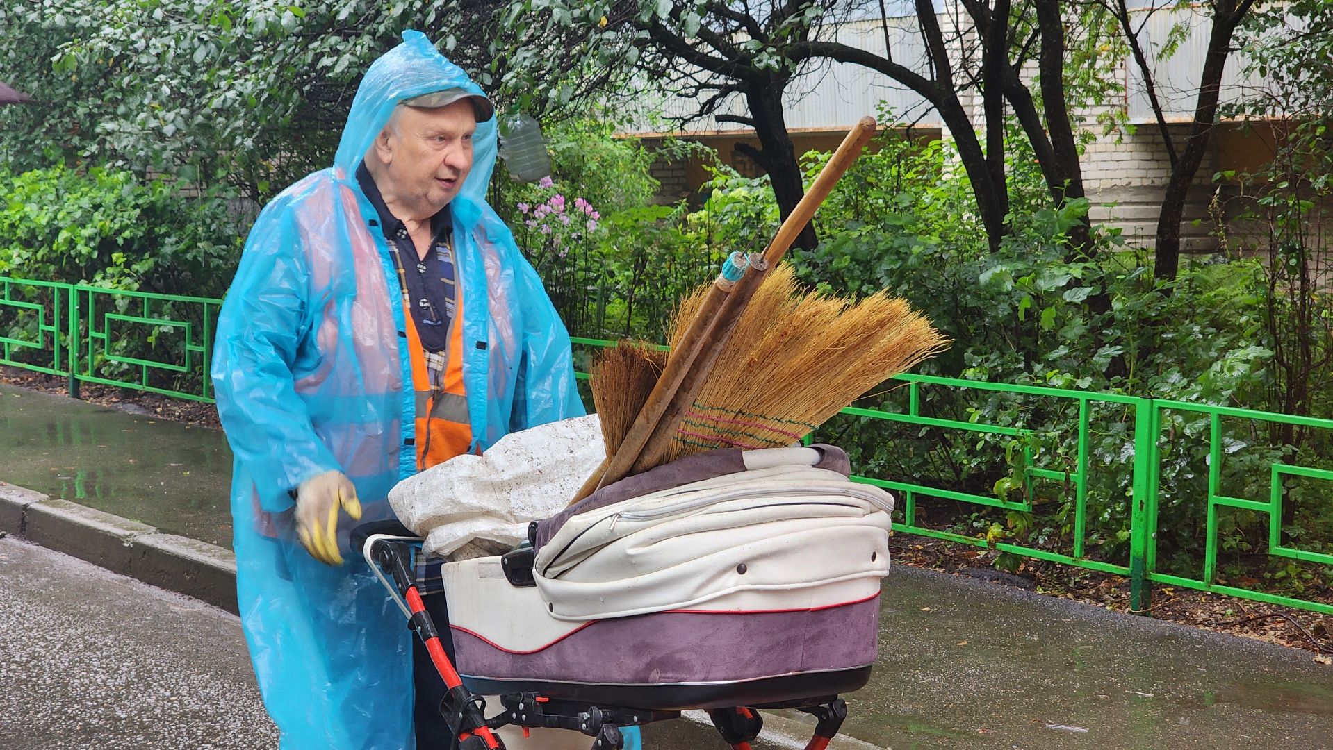 протвино, комбинат благоустройства,  уборка под дождем,