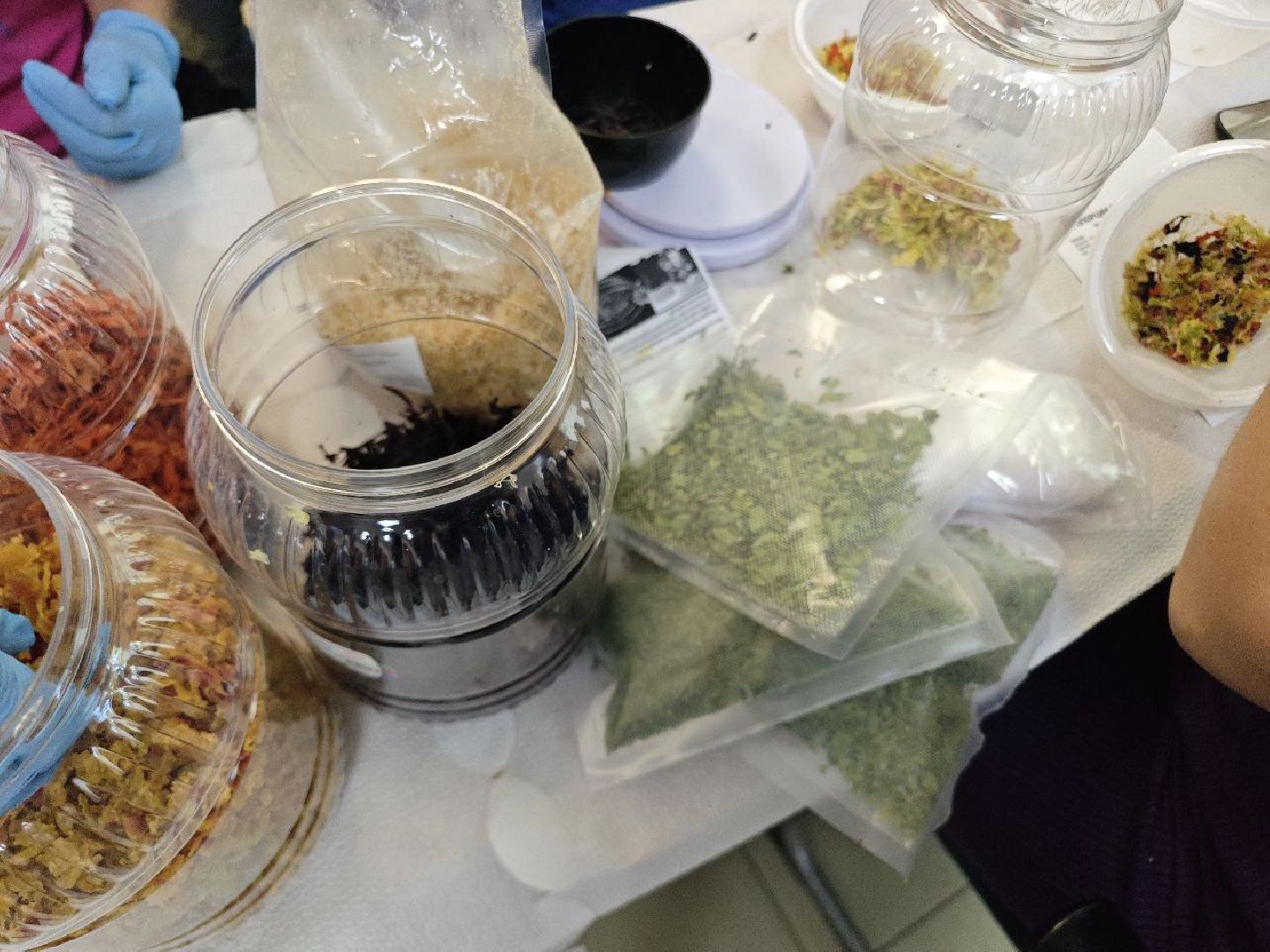 сво, бойцы, гуманитарная помощь, волонтеры, медикаменты, свечи, сети,