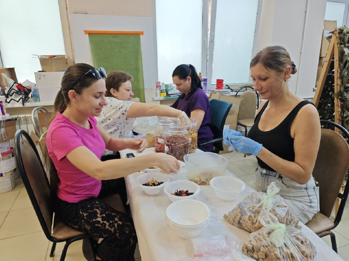 сво, бойцы, гуманитарная помощь, волонтеры, медикаменты, свечи, сети,