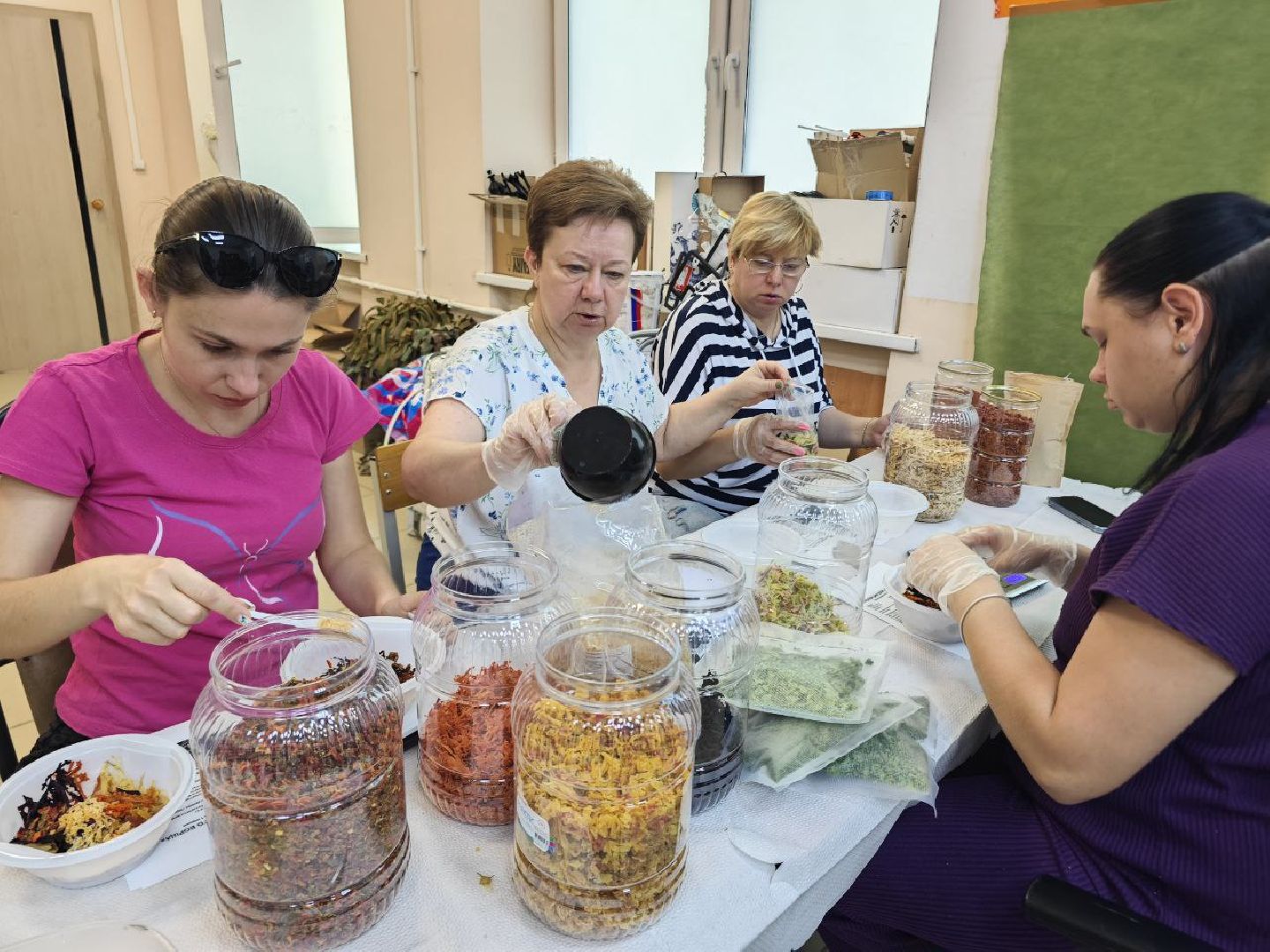 сво, бойцы, гуманитарная помощь, волонтеры, медикаменты, свечи, сети,