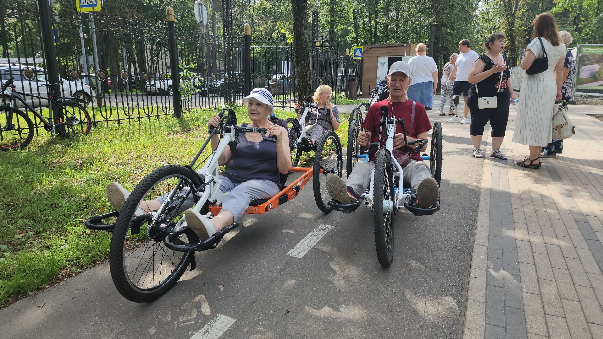 вертикалки, пушкино, активное долголетие, велосипеды, пожилые люди, здоровье, катание в парке,благотворительный фонд,