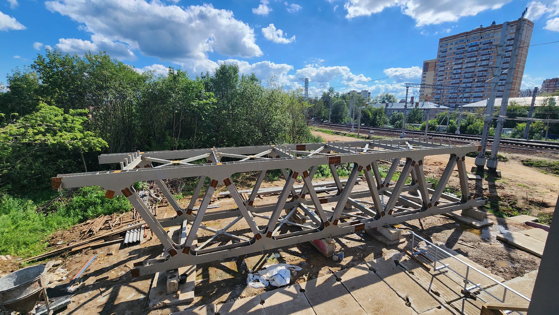 Пешеходный мост, Мост над железной дорогой, Бетонирование , Лобня,