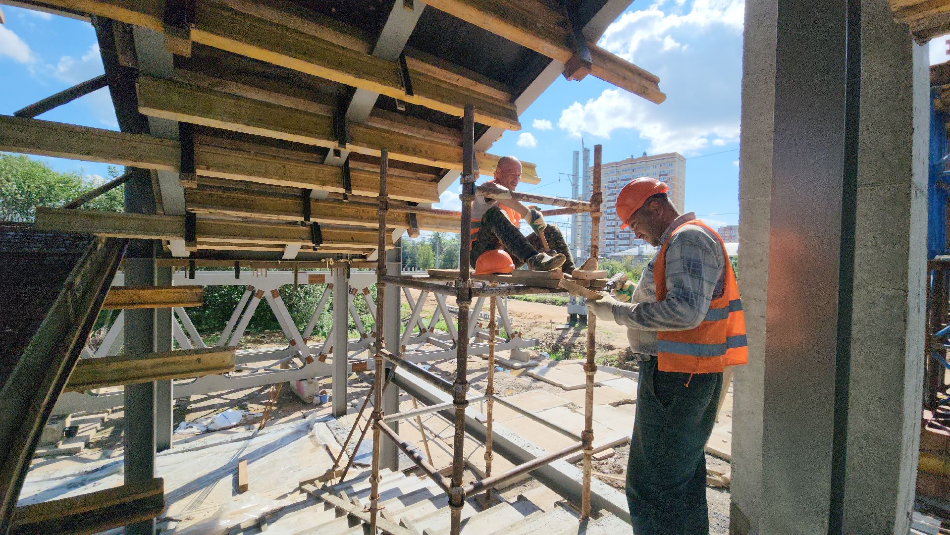 Пешеходный мост, Мост над железной дорогой, Бетонирование , Лобня,