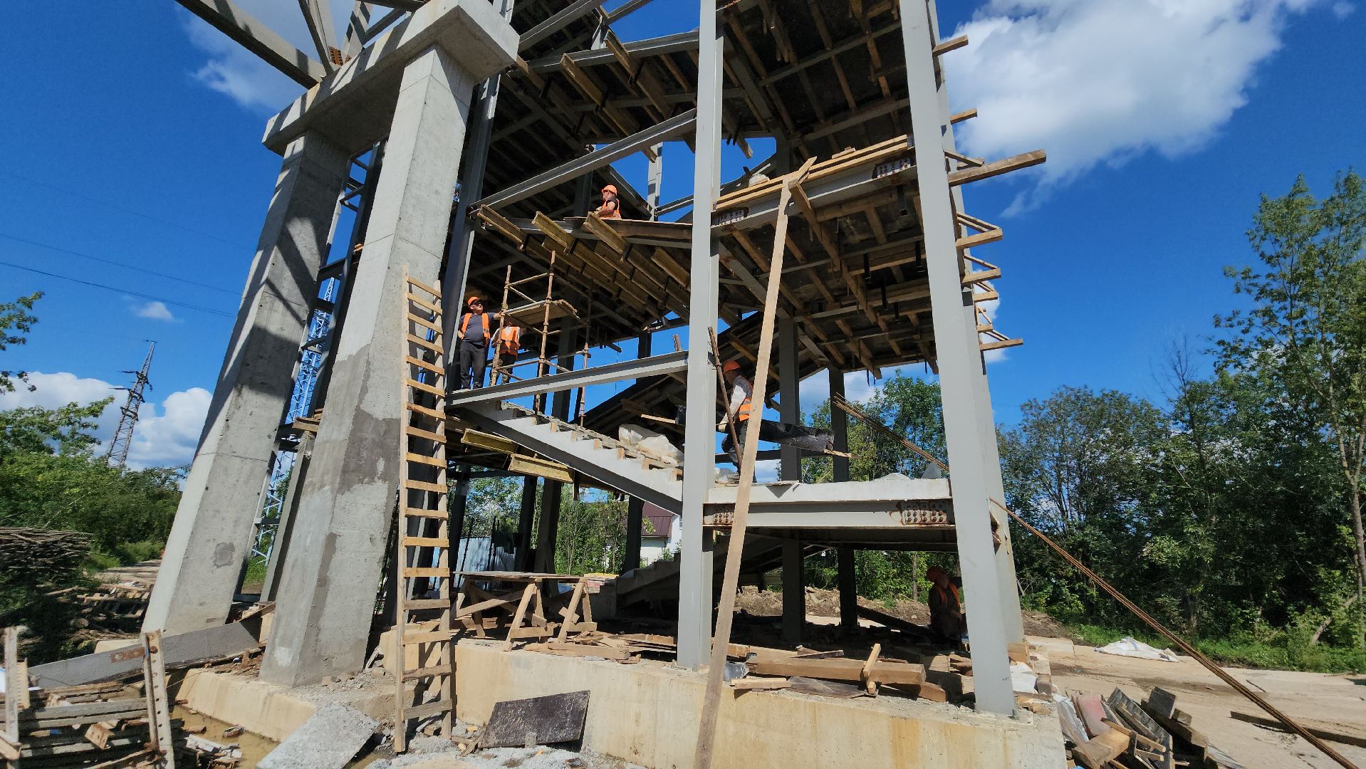 Пешеходный мост, Мост над железной дорогой, Бетонирование , Лобня,