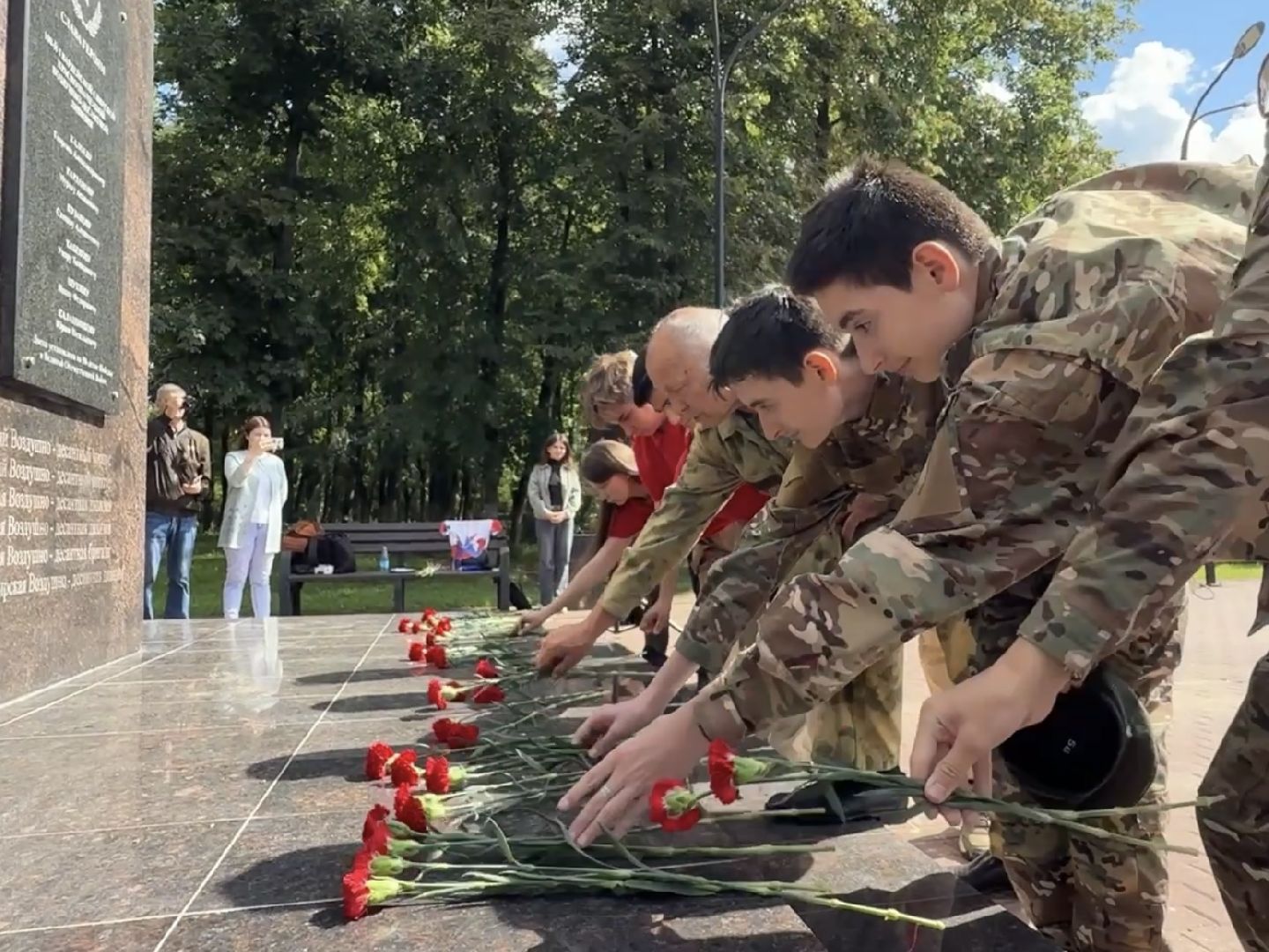 возложение цветов, памятная дата, волонтеры подмосковья,100 свирская воздушно-десантная  дивизия, великая отечественная война, десантники,акция памяти,