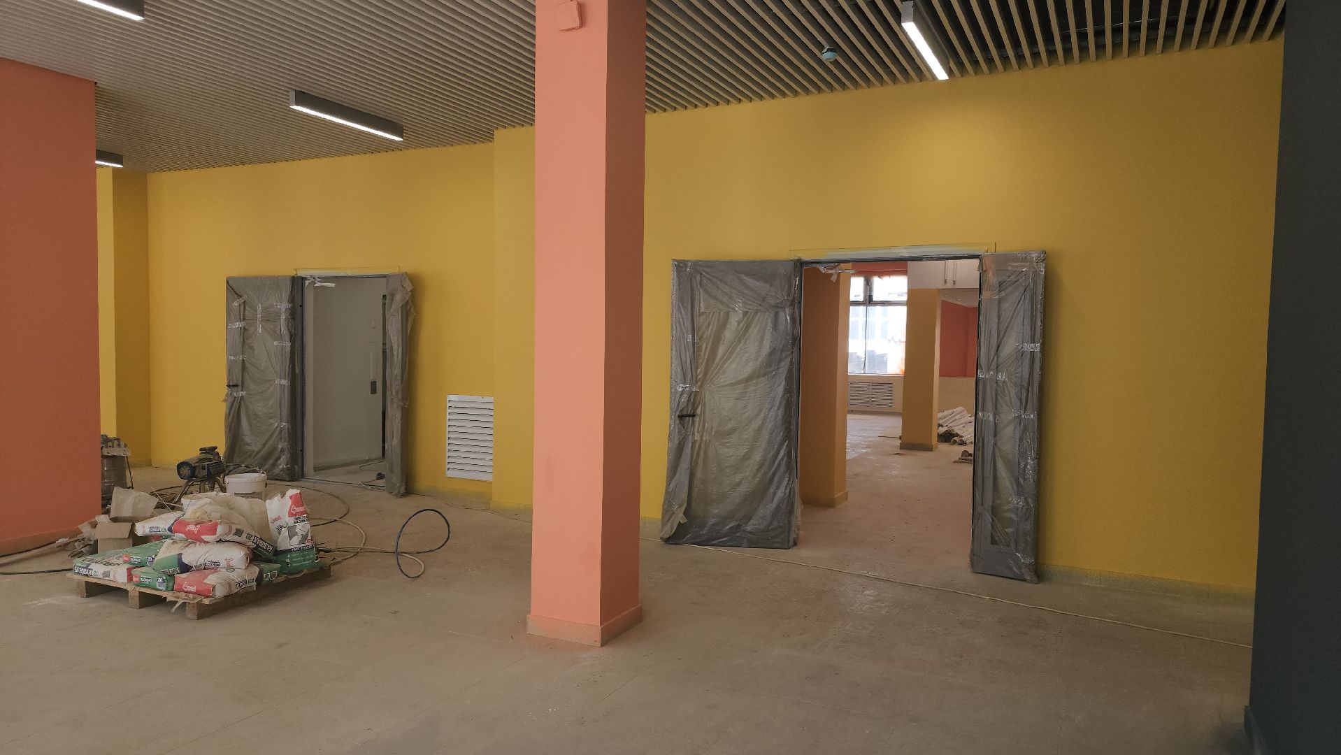 долгопрудный, 13 гимназия, пристройка на 300 мест,интерактивные доски, спортзал, стадион,