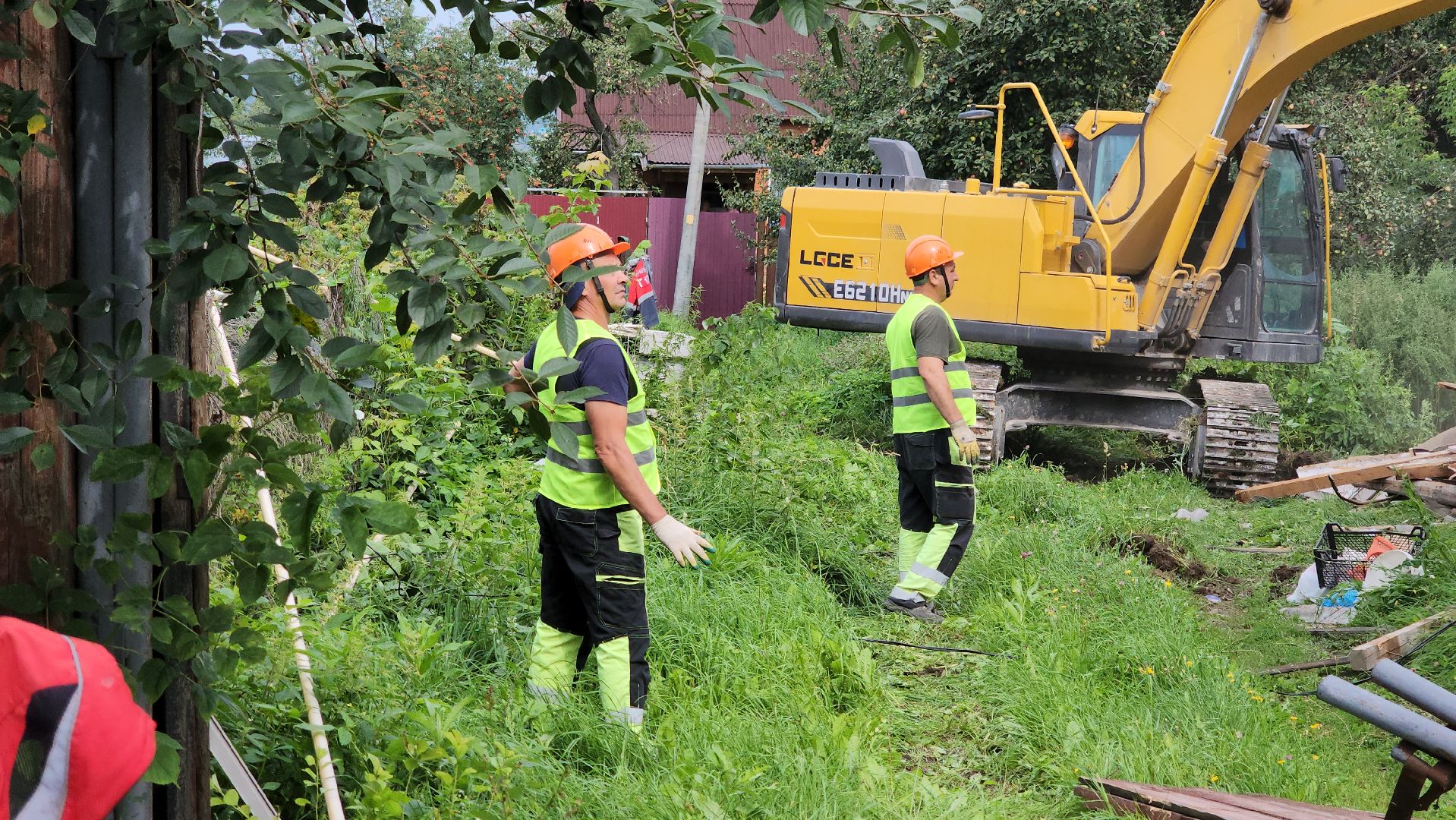кашира, демонтаж, аварийный дом, снос дома, расселение аварийного жилья, экскаватор,
