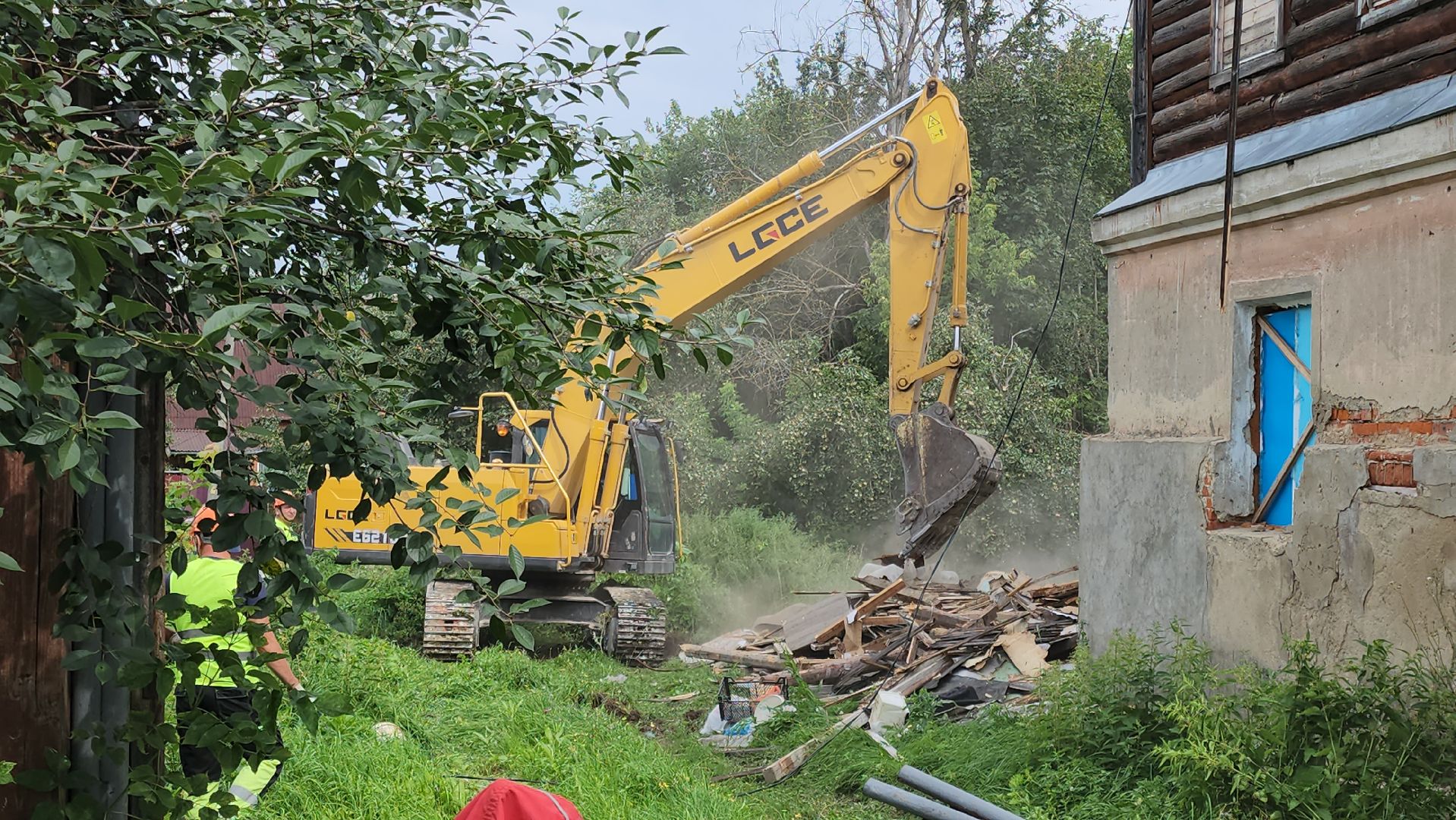 кашира, демонтаж, аварийный дом, снос дома, расселение аварийного жилья, экскаватор,