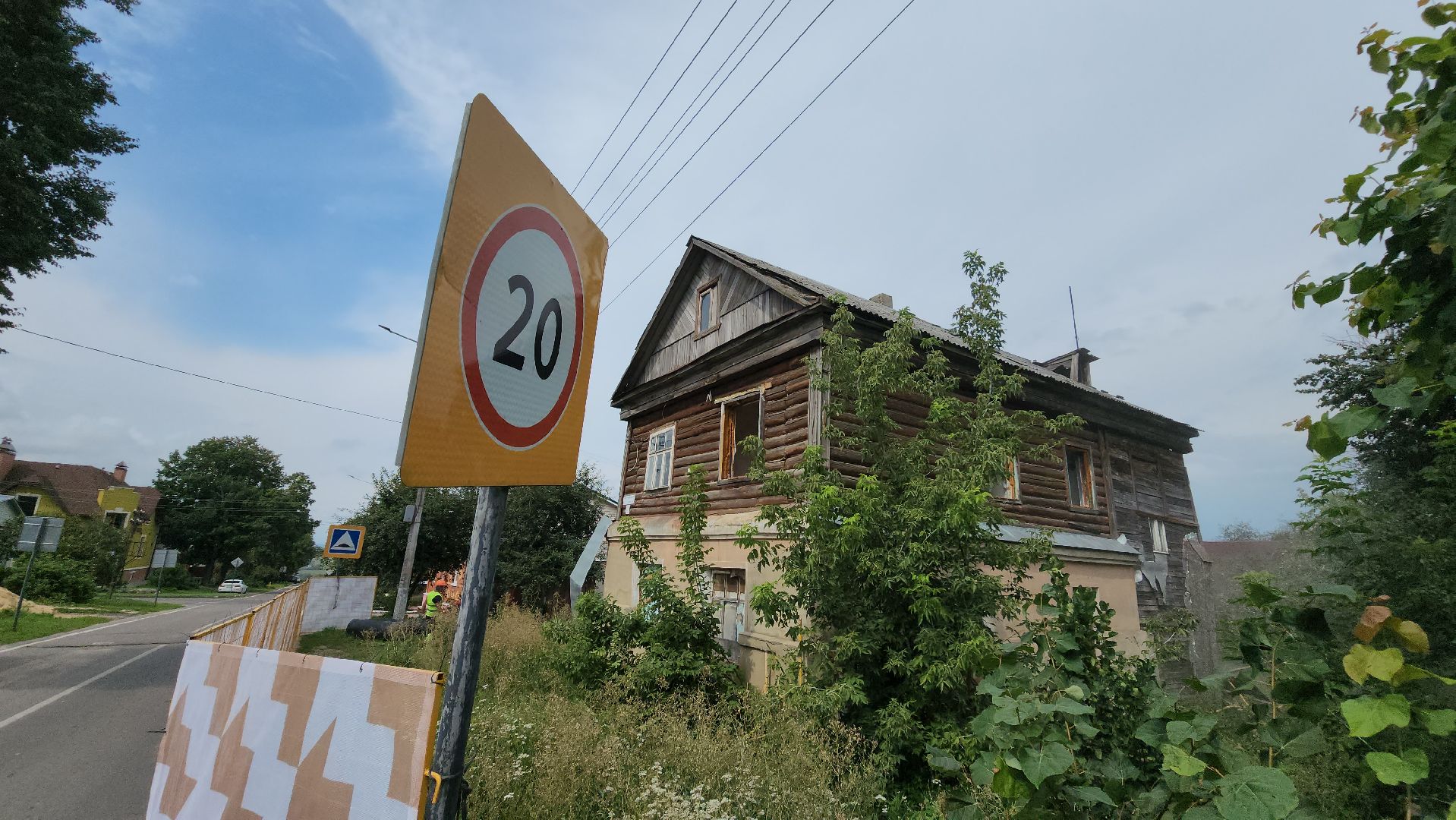 кашира, демонтаж, аварийный дом, снос дома, расселение аварийного жилья, экскаватор,