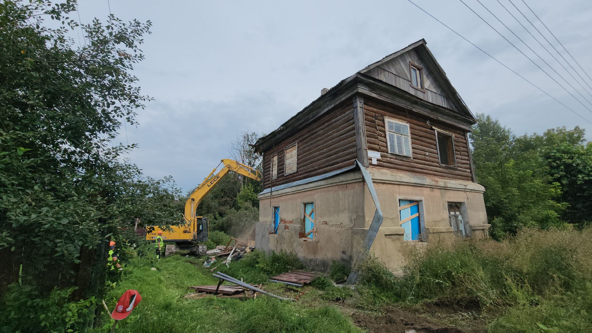 кашира, демонтаж, аварийный дом, снос дома, расселение аварийного жилья, экскаватор,