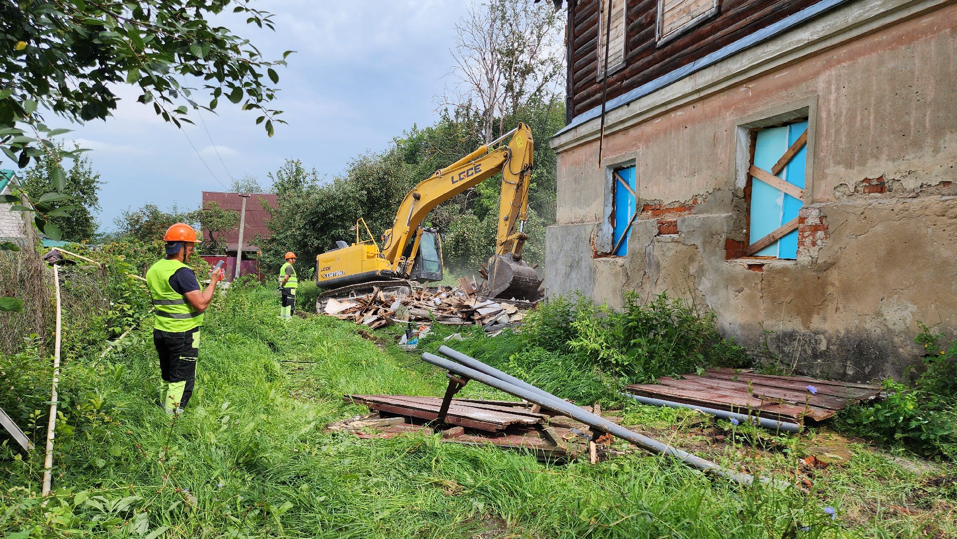 кашира, демонтаж, аварийный дом, снос дома, расселение аварийного жилья, экскаватор,