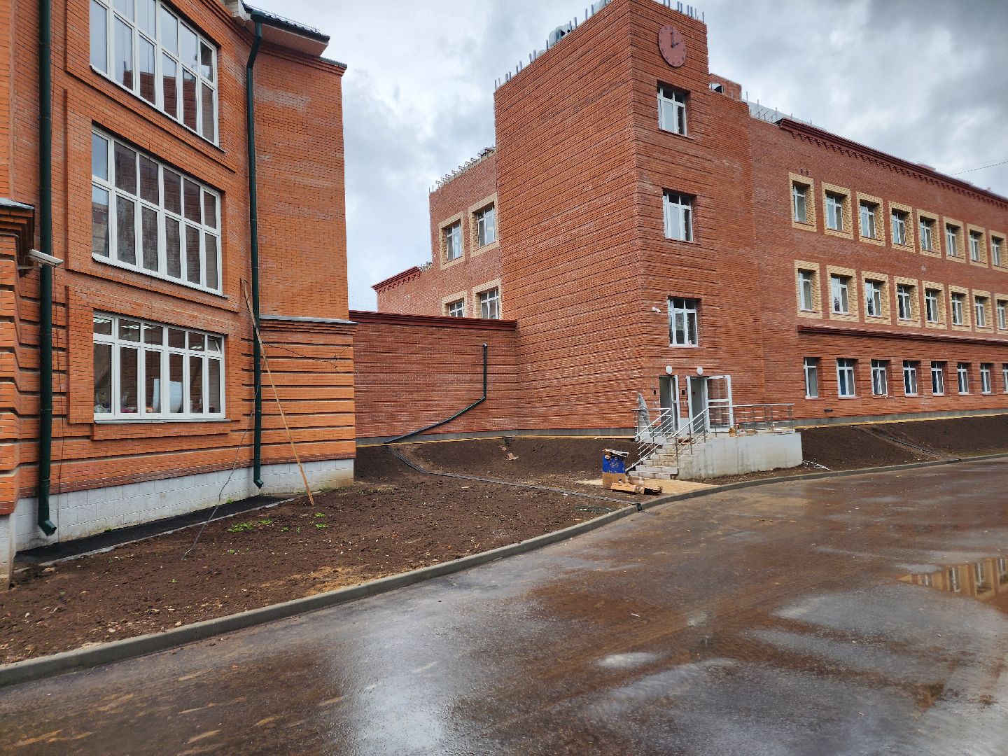 чехов, школа 3, пристройка к школе, строительство , внутренняя отделка , классы, кабинеты, оборудование , мебель ,инженерные сети, уборка помещений, госпрограмма московской области,  губернатор подмосковья,