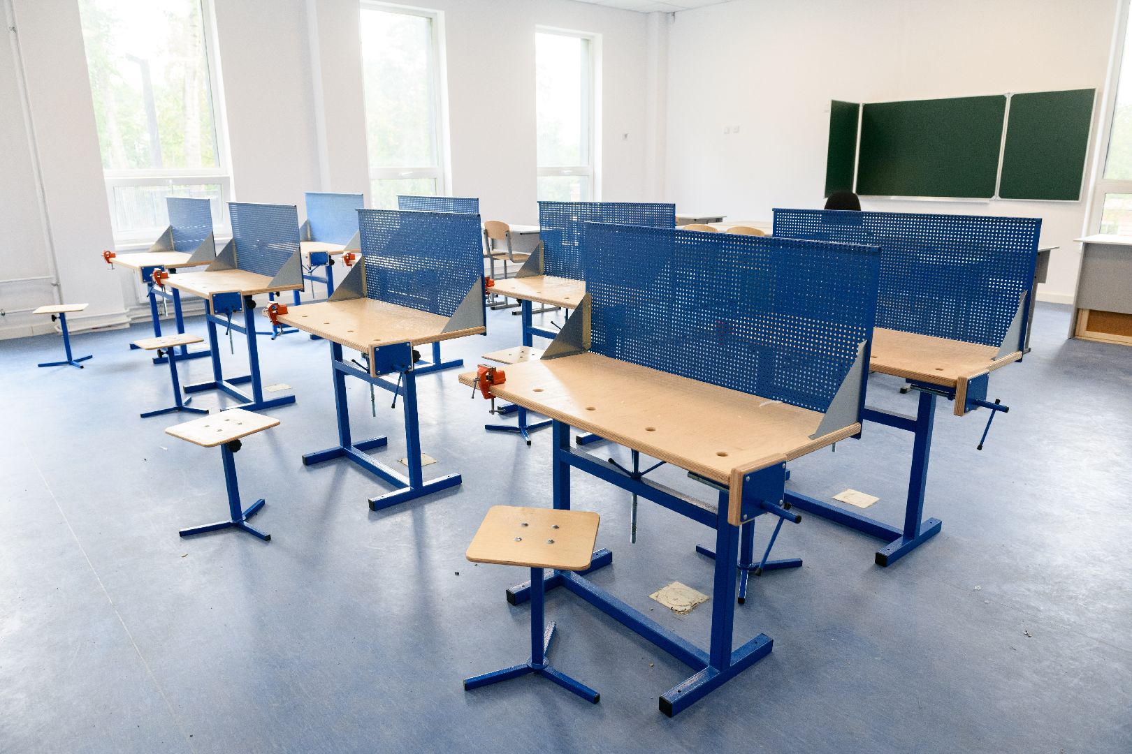 образование, лыткарино, гимназия 4, интерактивные панели, сверлильный станок, верстаки, трудовое обучение,