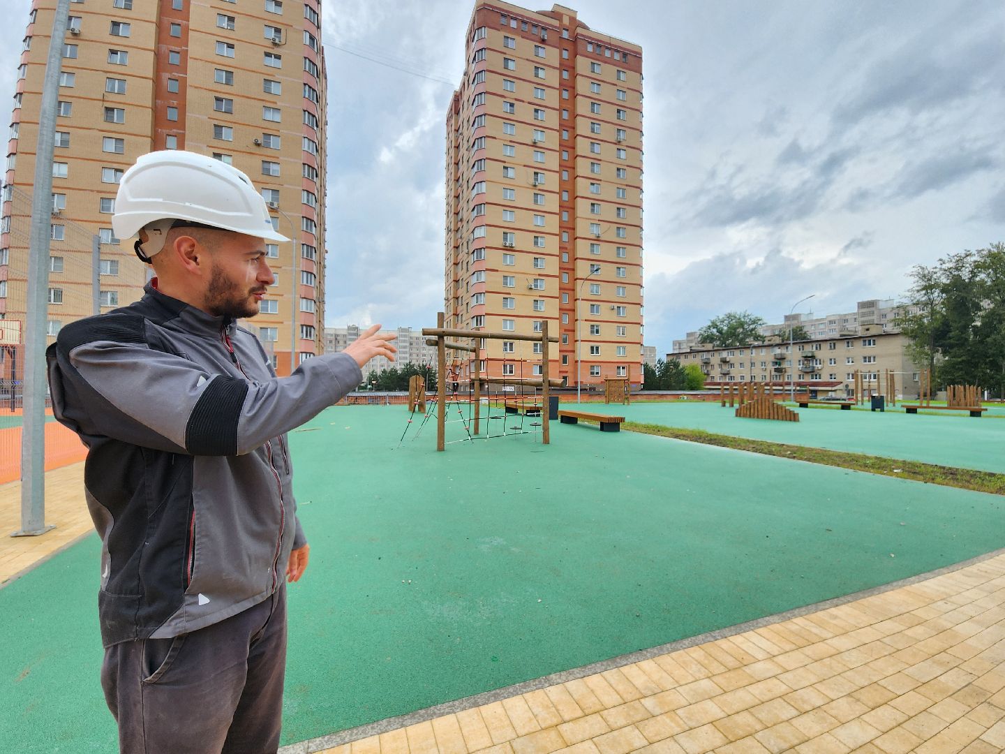 чехов, школа 3, пристройка на 200 мест, строительство, благоустройство территории, спортивные площадки, игровые площадки, развивающие комплексы, беговые дорожки, сектор для прыжков, волейбол, баскетбол, мини-футбол, пешеходные дорожки, газоны, зоны отдыха, уличное освещение, губернатор подмосковья, госпрограмма московской области,