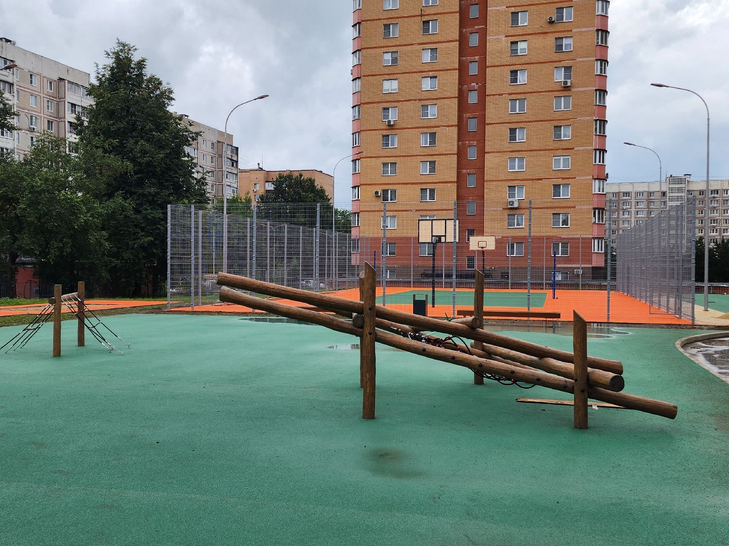 чехов, школа 3, пристройка на 200 мест, строительство, благоустройство территории, спортивные площадки, игровые площадки, развивающие комплексы, беговые дорожки, сектор для прыжков, волейбол, баскетбол, мини-футбол, пешеходные дорожки, газоны, зоны отдыха, уличное освещение, губернатор подмосковья, госпрограмма московской области,