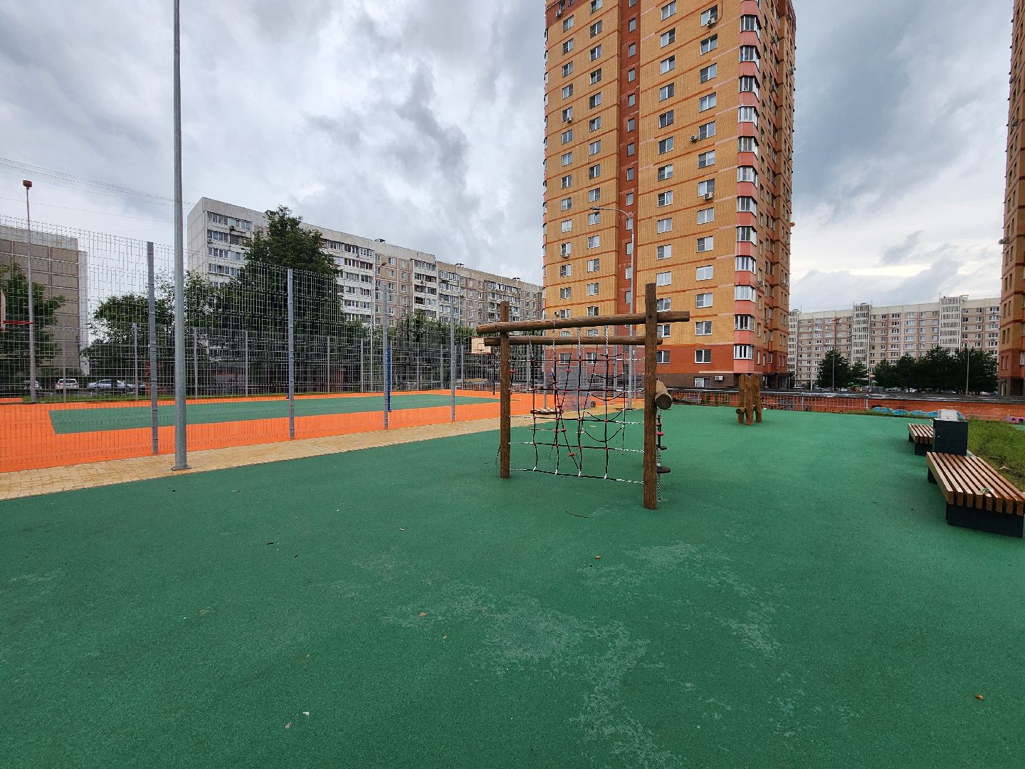 чехов, школа 3, пристройка на 200 мест, строительство, благоустройство территории, спортивные площадки, игровые площадки, развивающие комплексы, беговые дорожки, сектор для прыжков, волейбол, баскетбол, мини-футбол, пешеходные дорожки, газоны, зоны отдыха, уличное освещение, губернатор подмосковья, госпрограмма московской области,