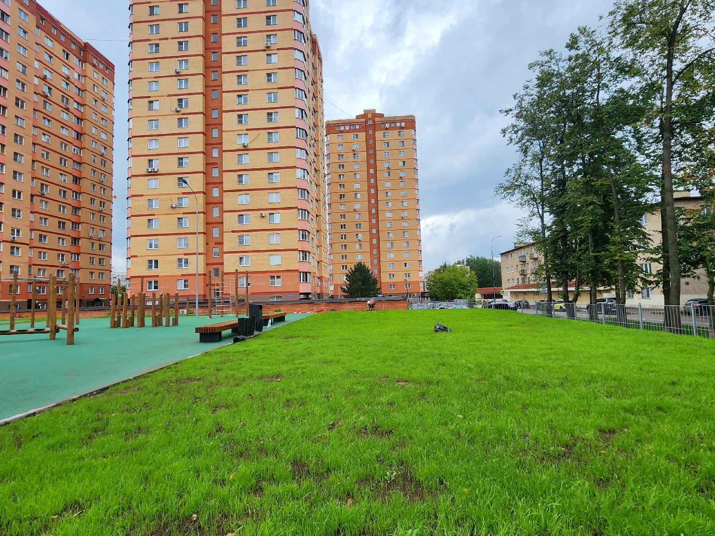 чехов, школа 3, пристройка на 200 мест, строительство, благоустройство территории, спортивные площадки, игровые площадки, развивающие комплексы, беговые дорожки, сектор для прыжков, волейбол, баскетбол, мини-футбол, пешеходные дорожки, газоны, зоны отдыха, уличное освещение, губернатор подмосковья, госпрограмма московской области,