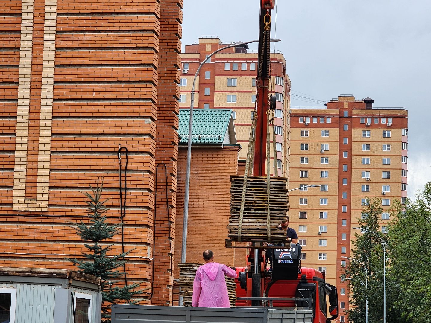 чехов, школа 3, пристройка на 200 мест, строительство, благоустройство территории, спортивные площадки, игровые площадки, развивающие комплексы, беговые дорожки, сектор для прыжков, волейбол, баскетбол, мини-футбол, пешеходные дорожки, газоны, зоны отдыха, уличное освещение, губернатор подмосковья, госпрограмма московской области,