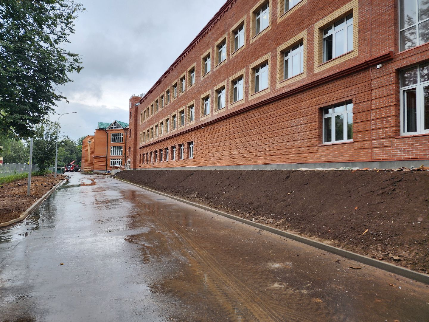 чехов, школа 3, пристройка на 200 мест, строительство, благоустройство территории, спортивные площадки, игровые площадки, развивающие комплексы, беговые дорожки, сектор для прыжков, волейбол, баскетбол, мини-футбол, пешеходные дорожки, газоны, зоны отдыха, уличное освещение, губернатор подмосковья, госпрограмма московской области,